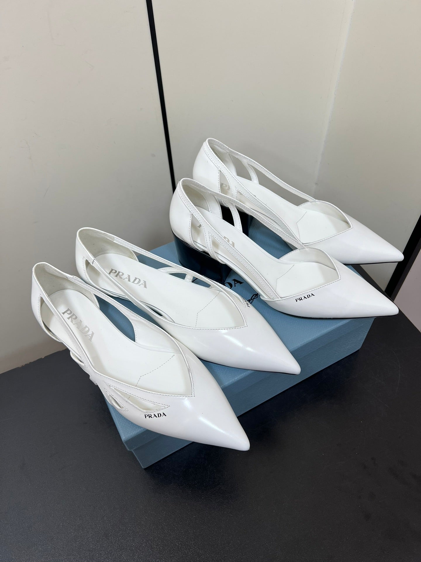 BRUSHED CUT-OUT BALLERINA FLAT IN WHITE CALFSKIN - 35