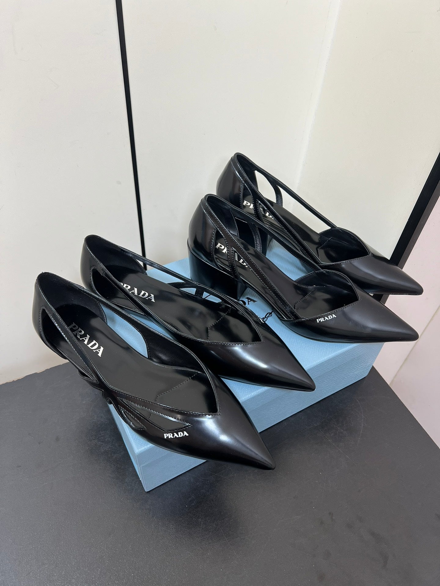 BRUSHED CUT-OUT BALLERINA FLAT IN BLACK CALFSKIN - 35