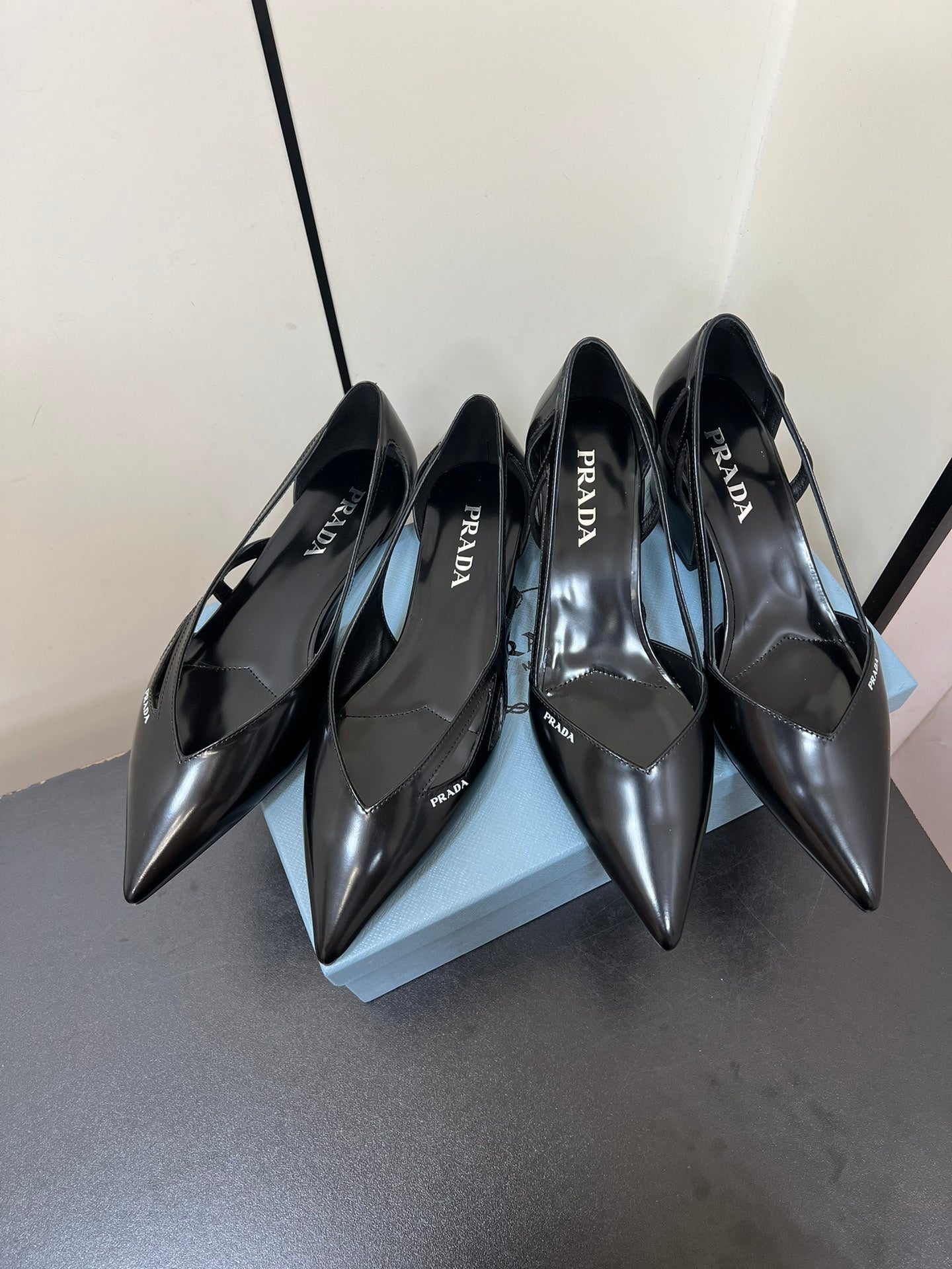 BRUSHED CUT-OUT BALLERINA FLAT IN BLACK CALFSKIN - 35