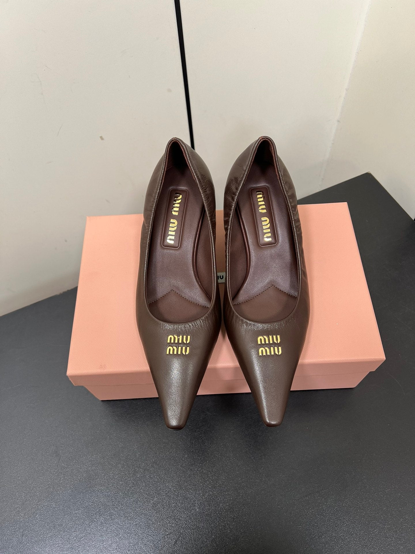 POINTED-TOE MID HEEL PUMPS IN CHOCOLATE SMOOTH LAMBSKIN - 35