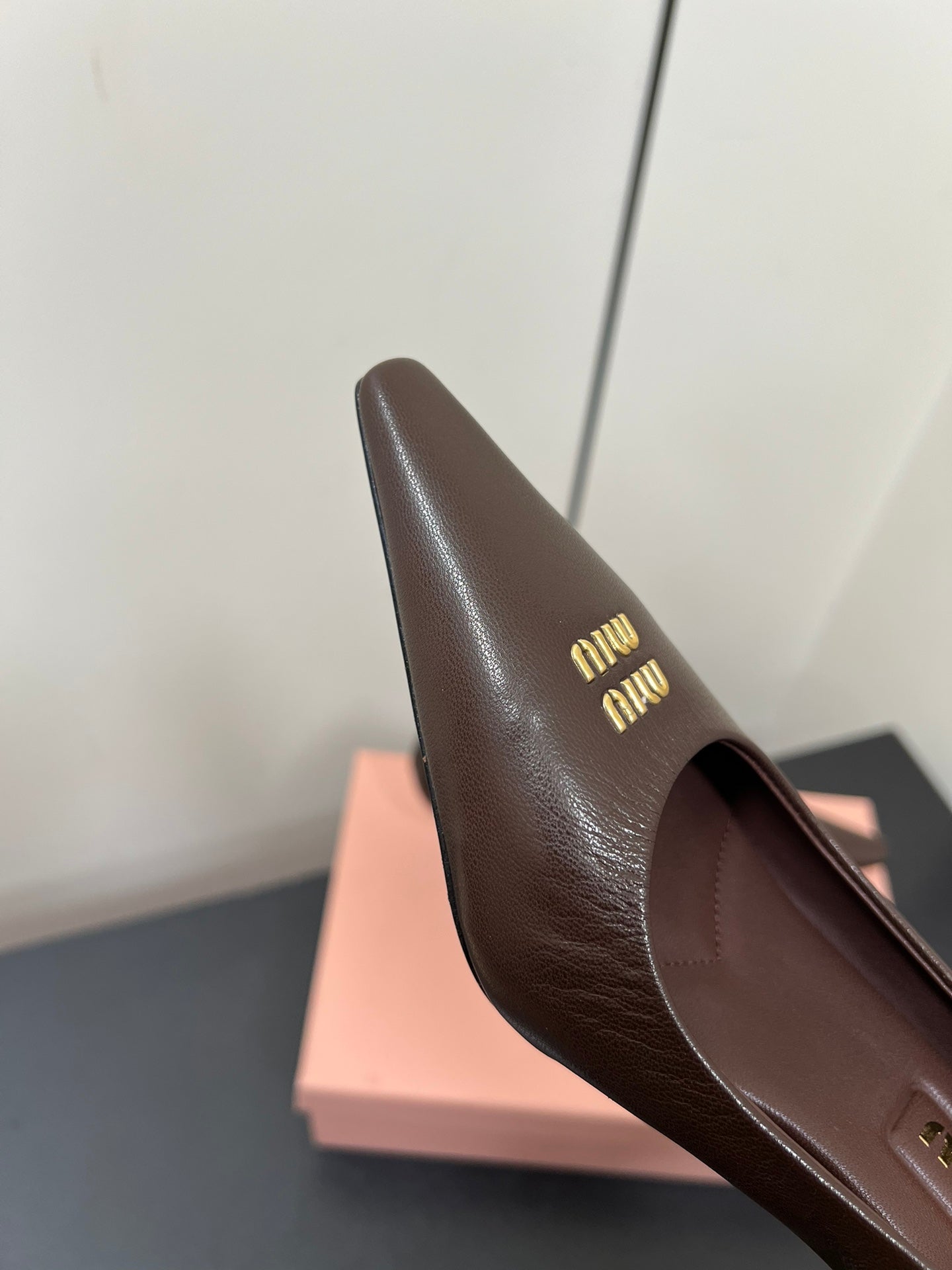 POINTED-TOE MID HEEL PUMPS IN CHOCOLATE SMOOTH LAMBSKIN - 35