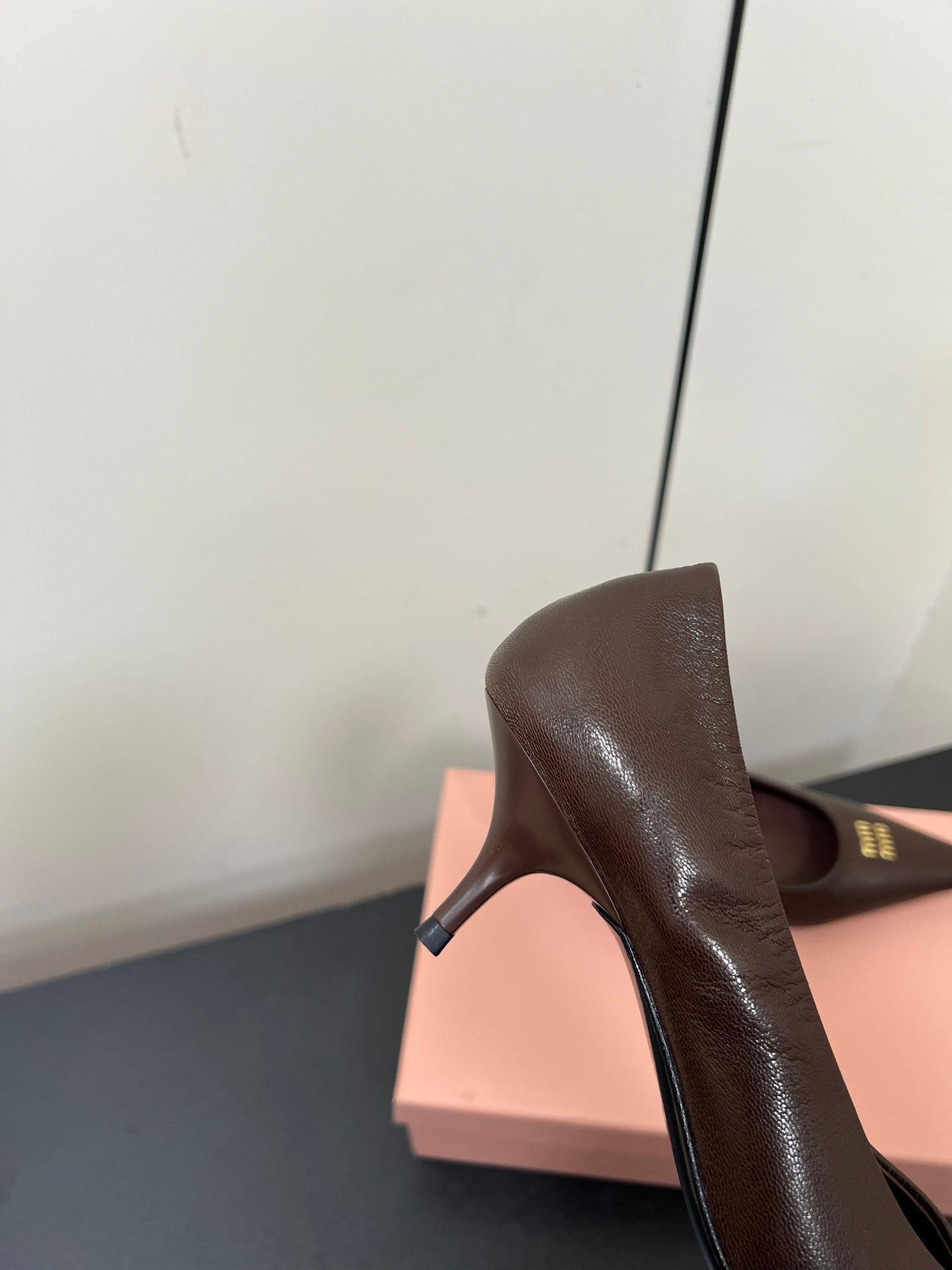 POINTED-TOE MID HEEL PUMPS IN CHOCOLATE SMOOTH LAMBSKIN - 35