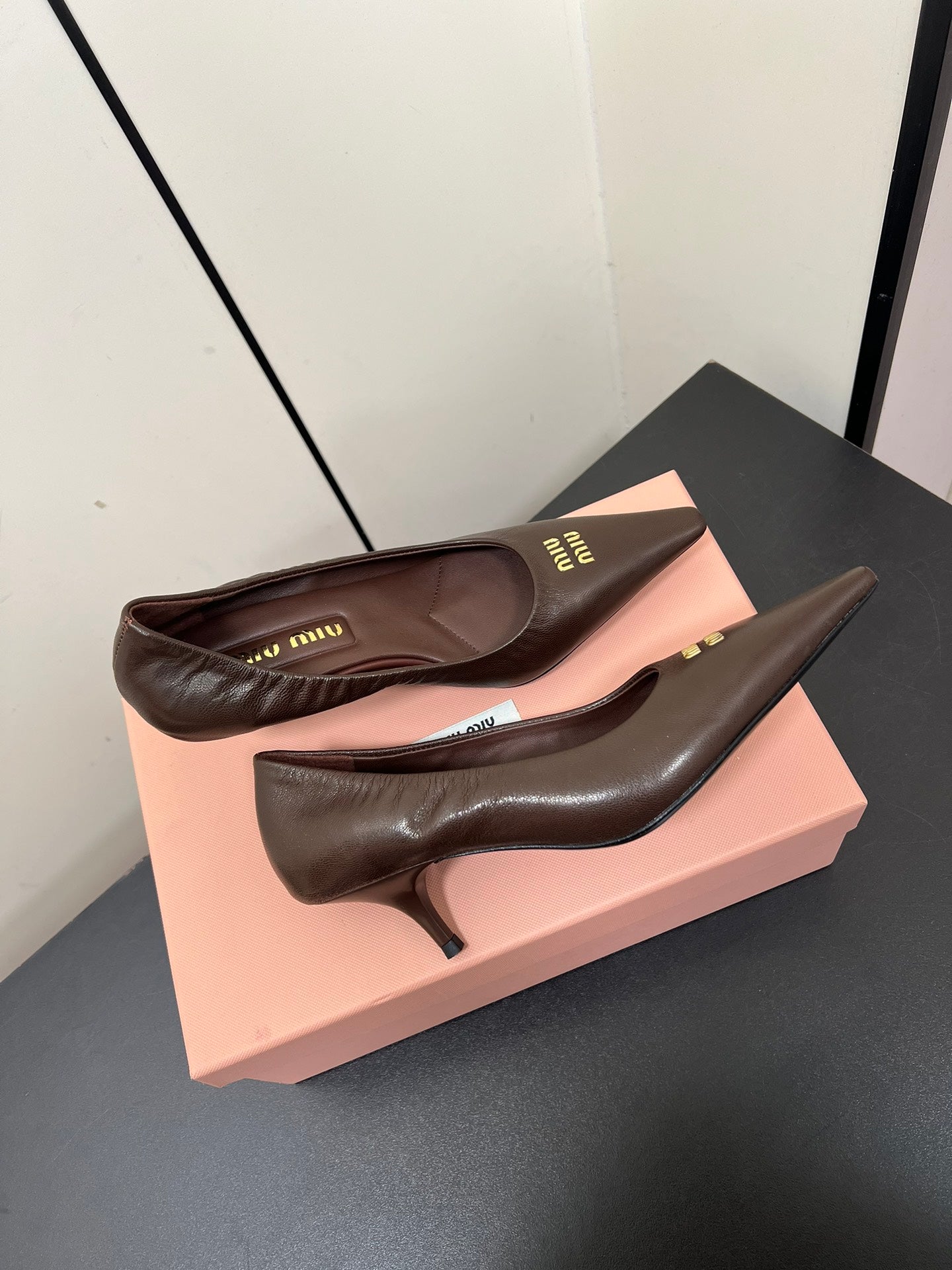 POINTED-TOE MID HEEL PUMPS IN CHOCOLATE SMOOTH LAMBSKIN - 35