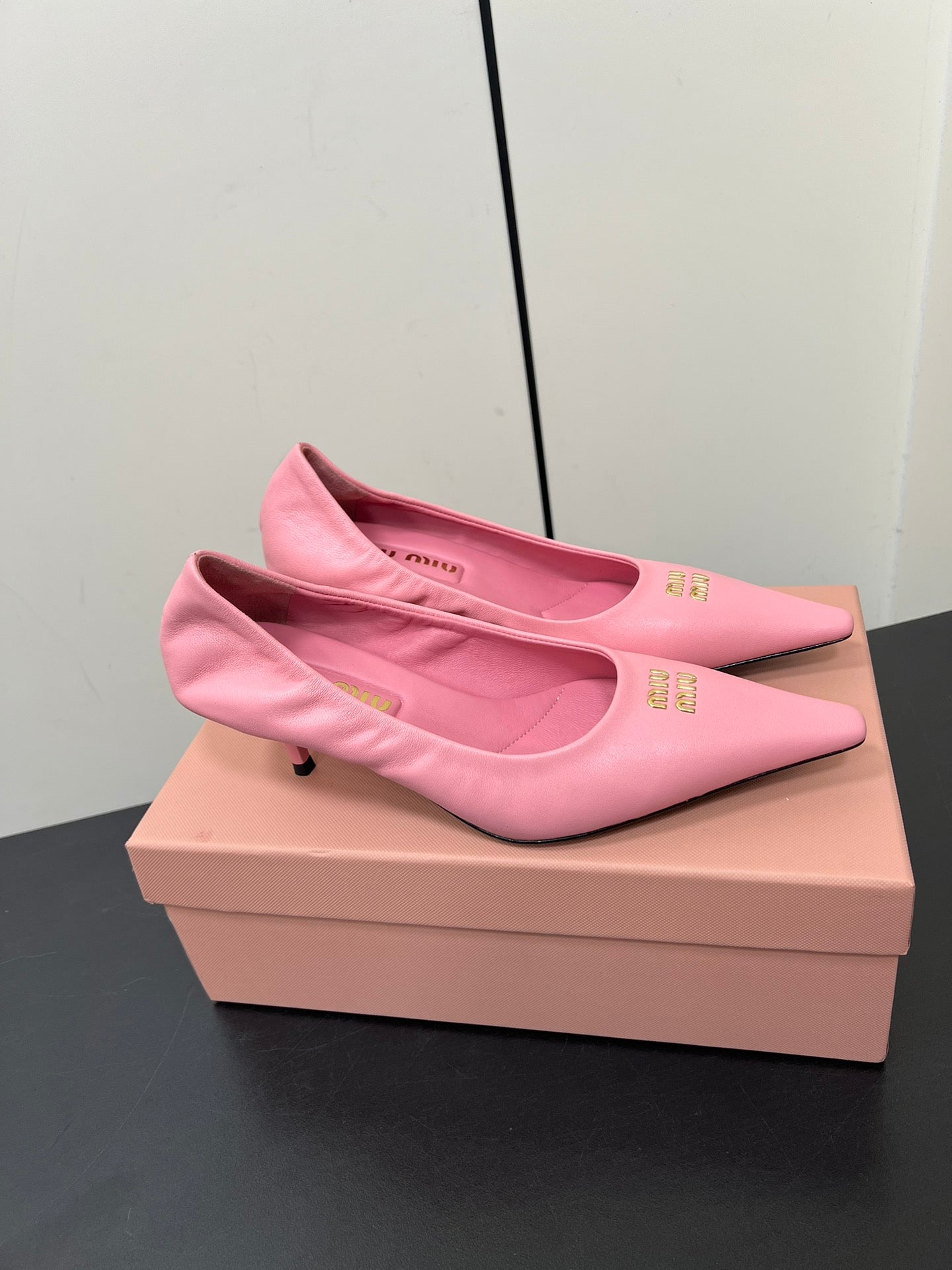 POINTED-TOE MID HEEL PUMPS IN PINK SMOOTH LAMBSKIN - 35