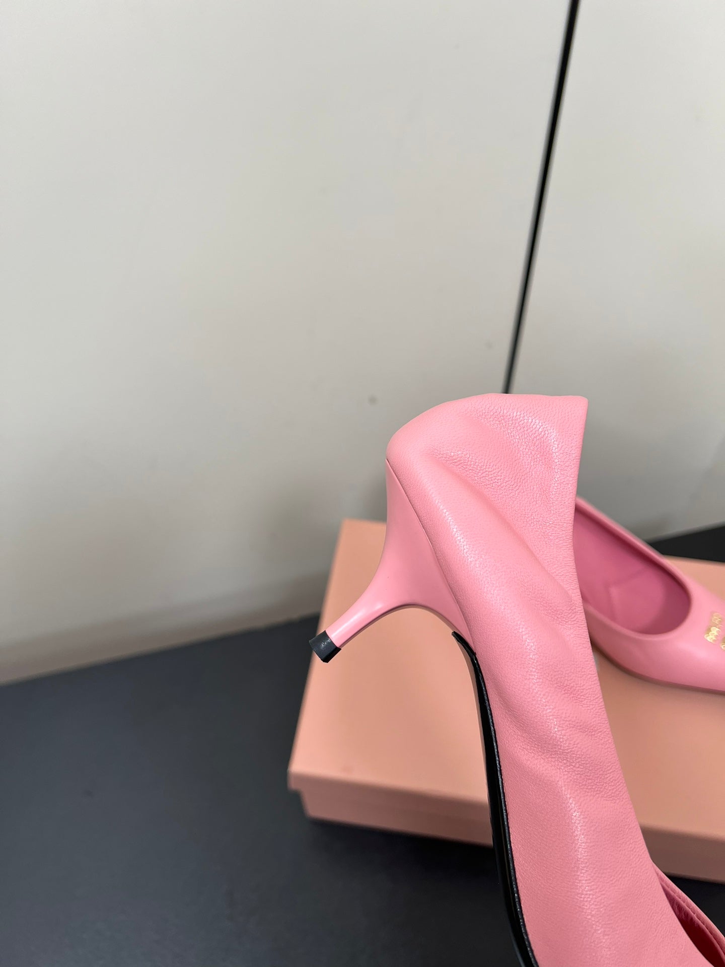 POINTED-TOE MID HEEL PUMPS IN PINK SMOOTH LAMBSKIN - 35