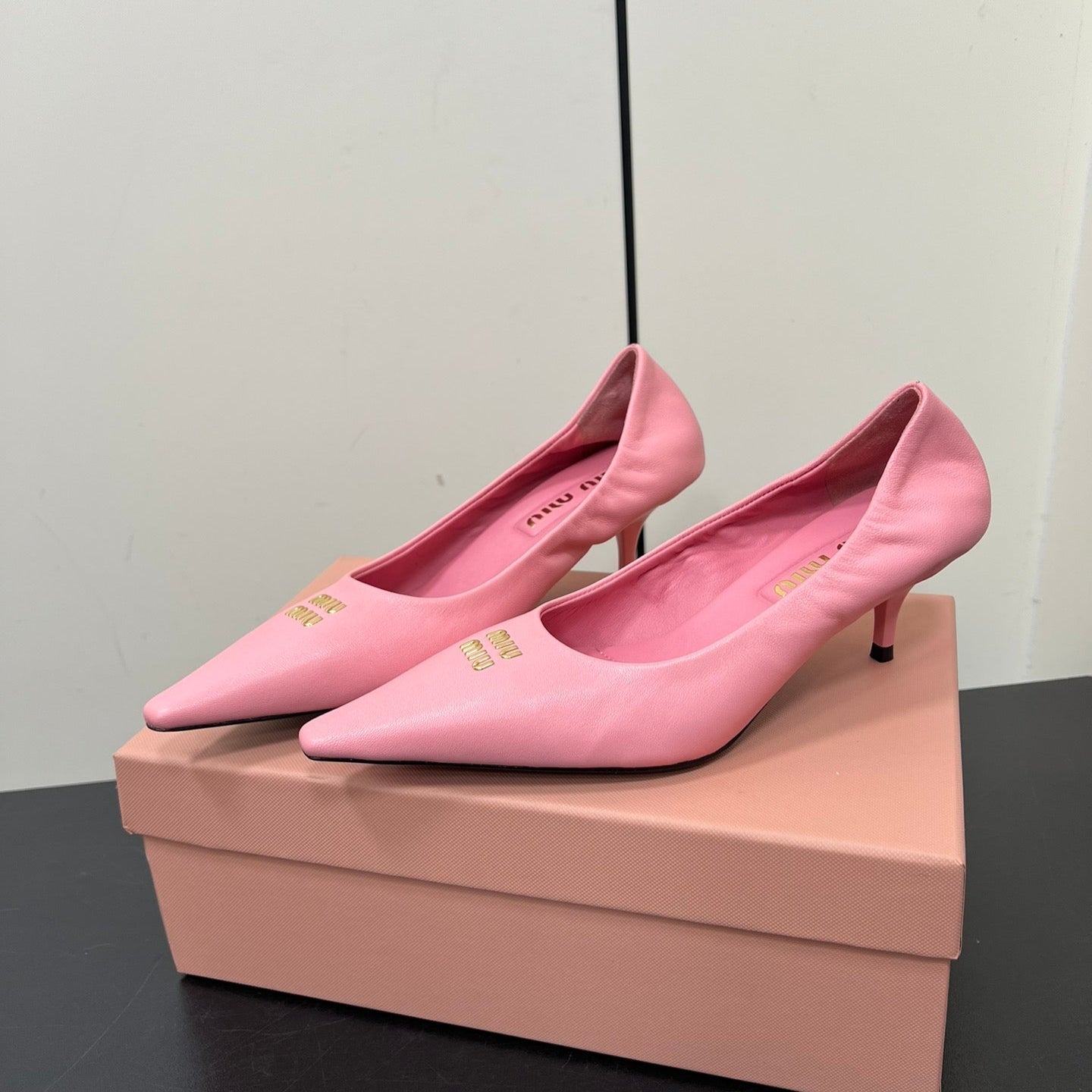 POINTED-TOE MID HEEL PUMPS IN PINK SMOOTH LAMBSKIN - 35