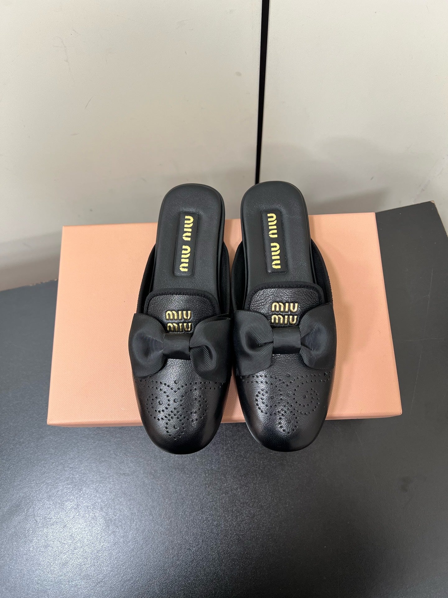BOW MULES IN BLACK SHEEPSKIN - 35