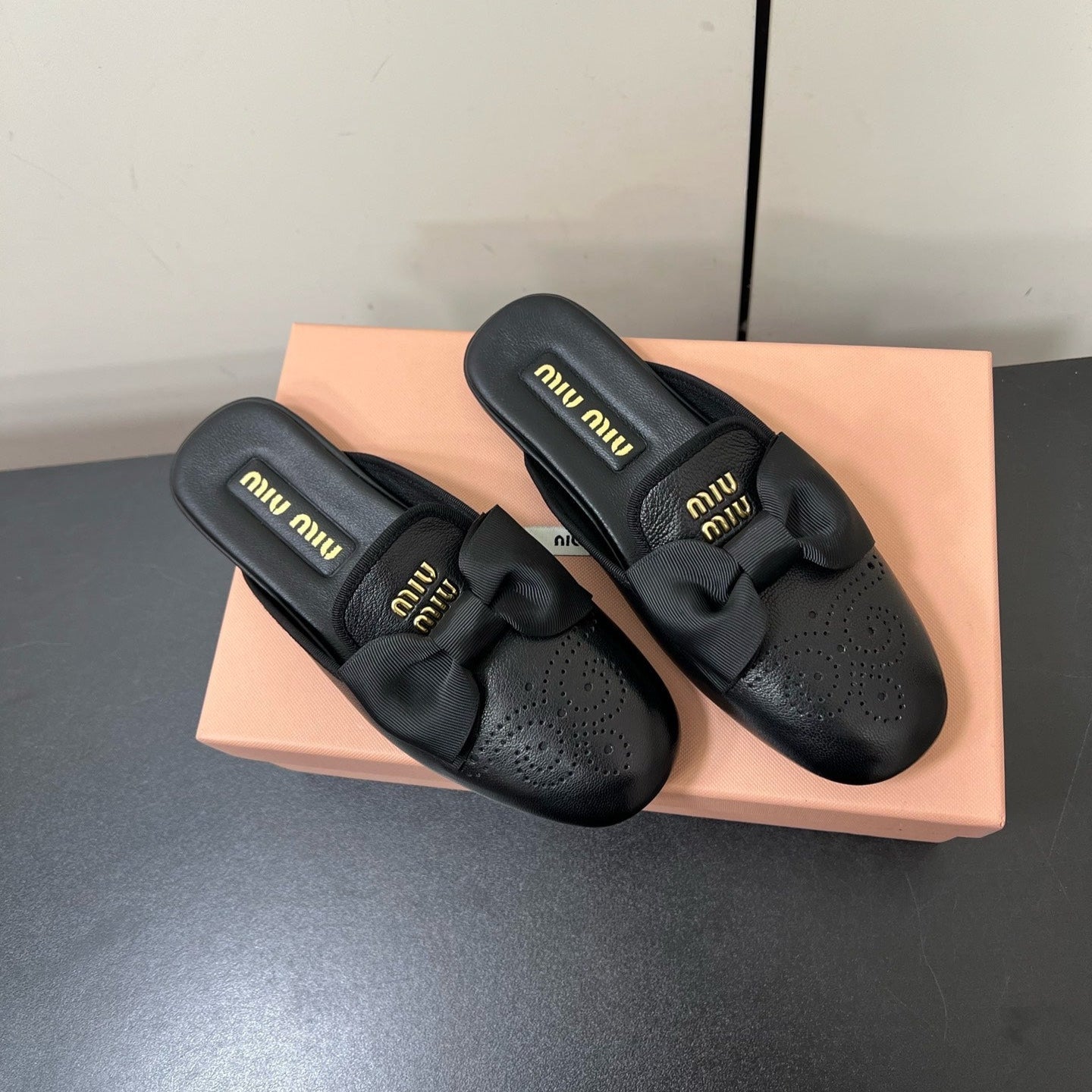 BOW MULES IN BLACK SHEEPSKIN - 35