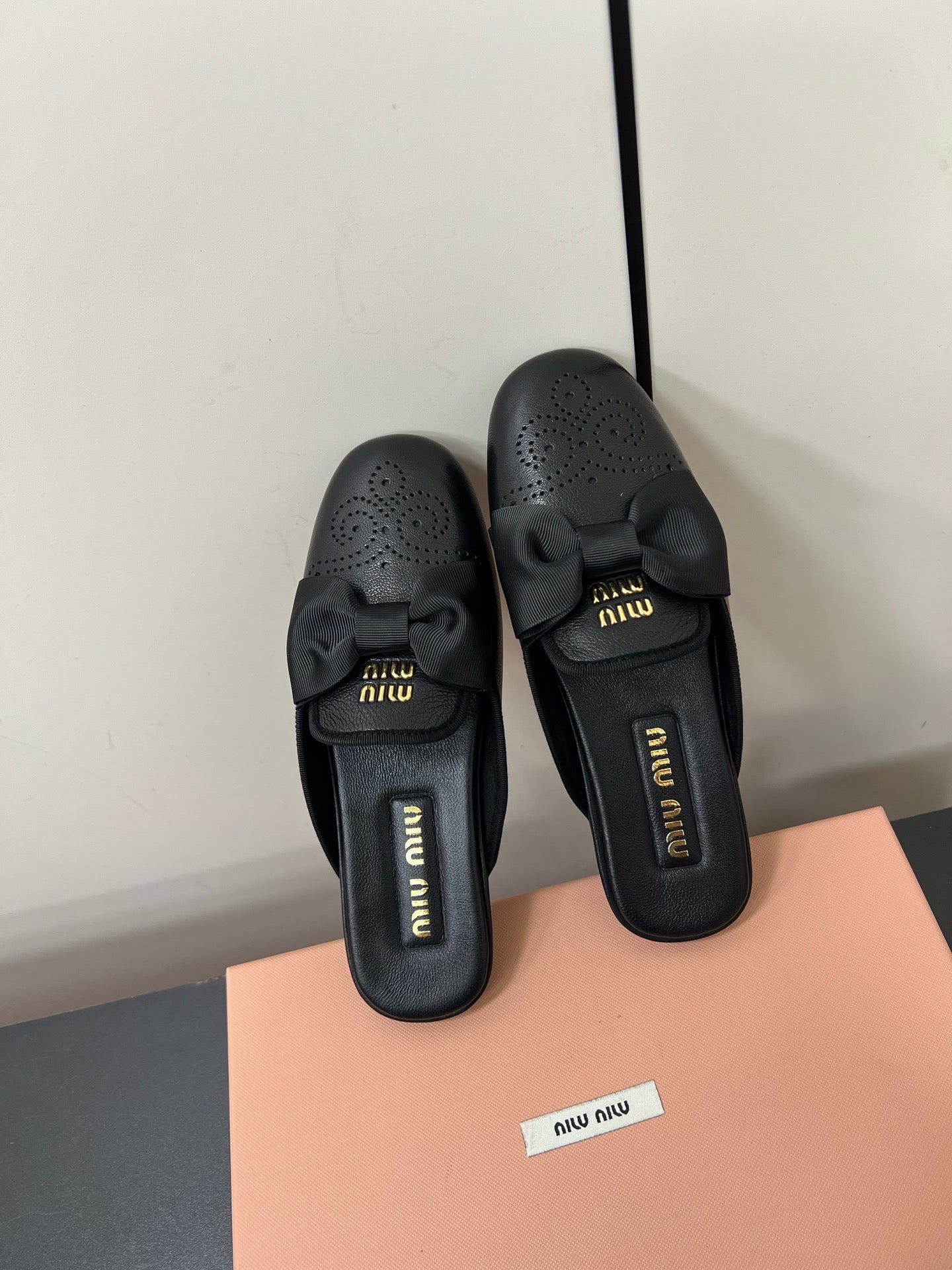 BOW MULES IN BLACK SHEEPSKIN - 35