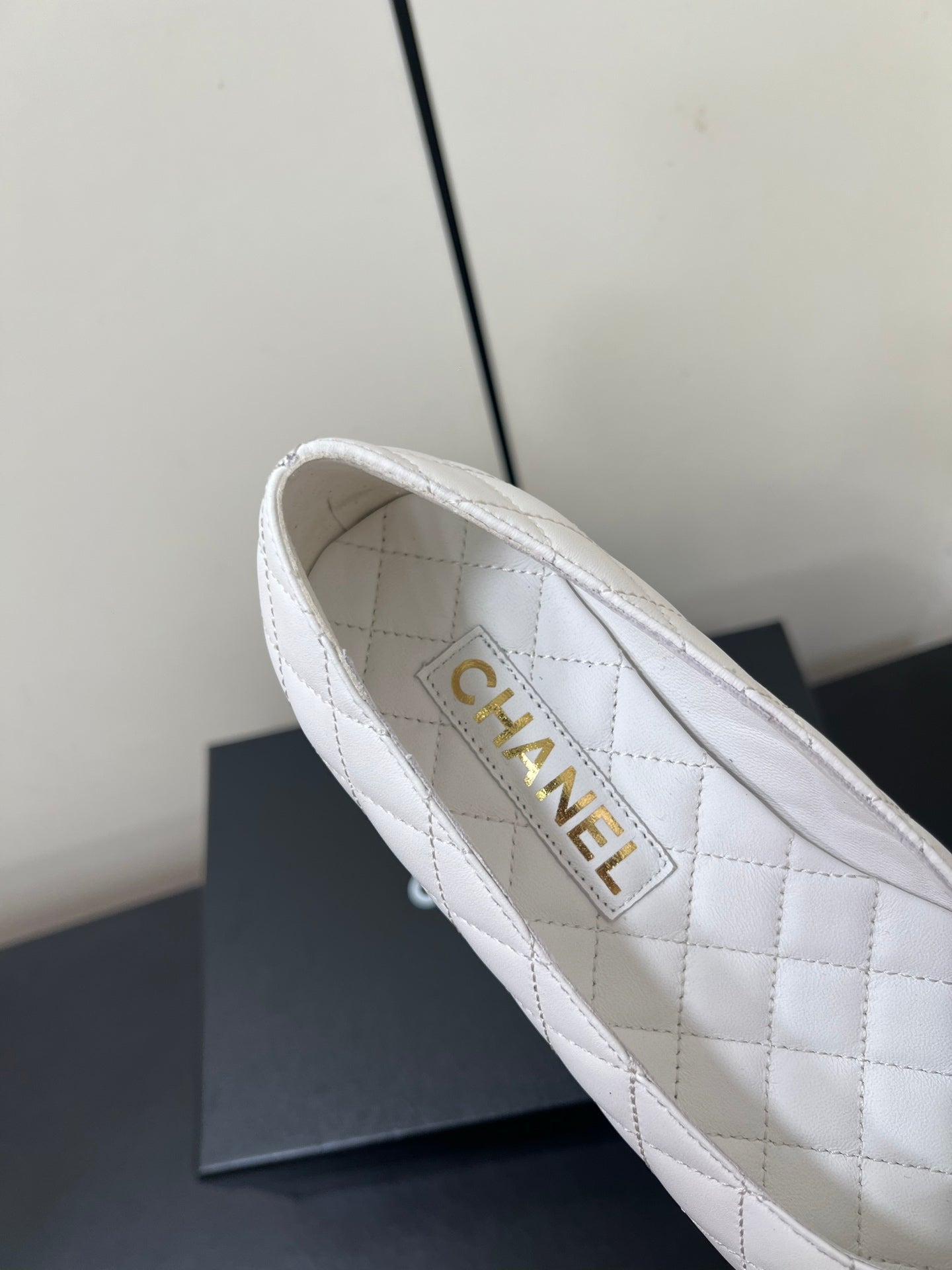 CC BALLET FLAT 25SS IN WHITE MIX BLACK LAMBSKIN WITH GOLD HARDWARE - 35