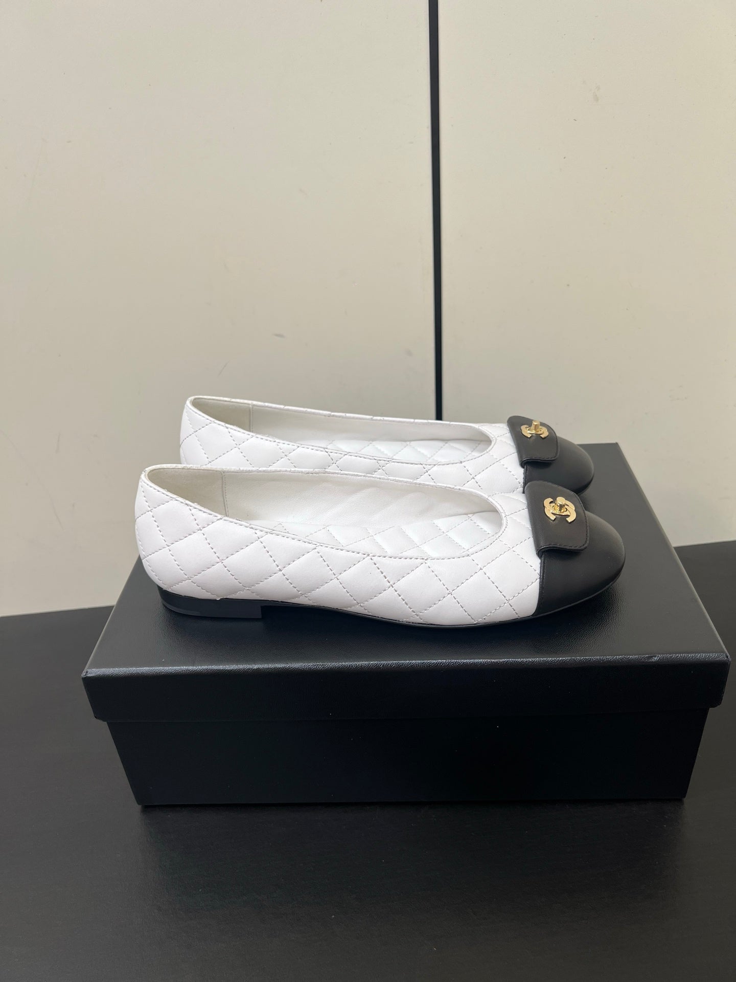 CC BALLET FLAT 25SS IN WHITE MIX BLACK LAMBSKIN WITH GOLD HARDWARE - 35