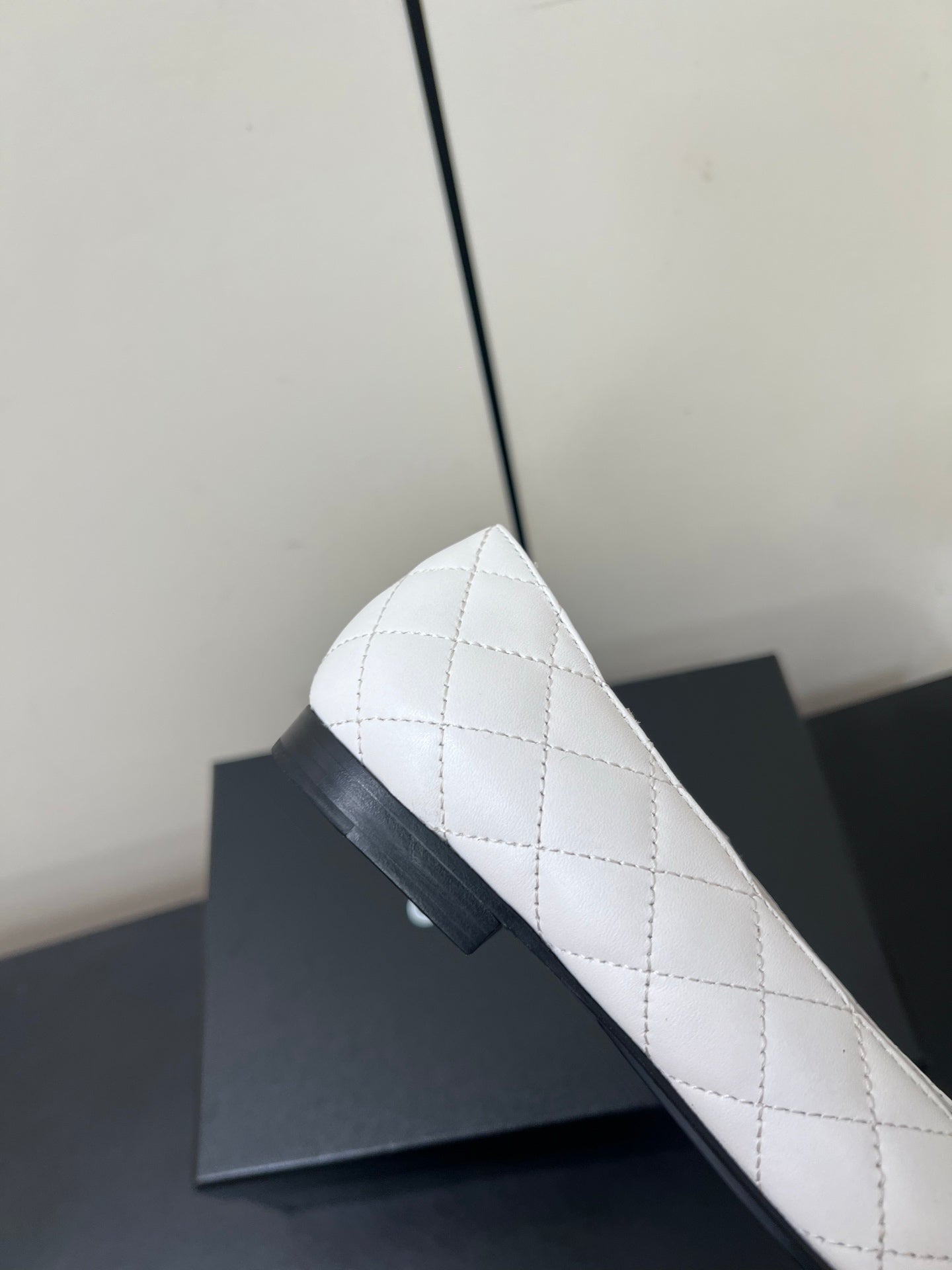 CC BALLET FLAT 25SS IN WHITE MIX BLACK LAMBSKIN WITH GOLD HARDWARE - 35