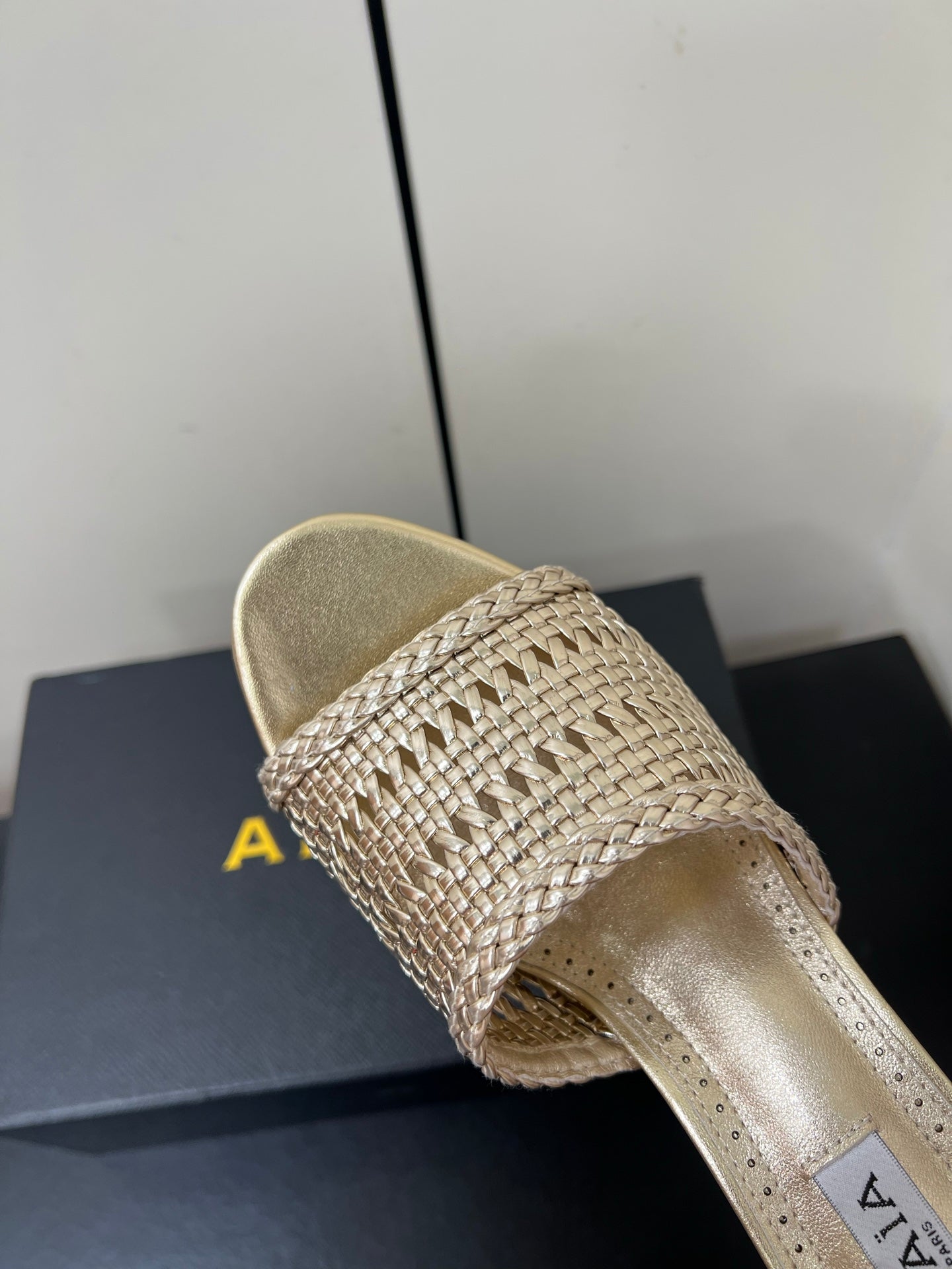 ALAIA HIGH HEEL 25S 70 MM IN GOLD LAMBSKIN WITH WOVEN PATTERN - 35
