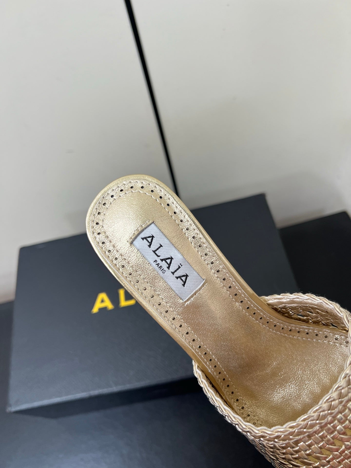ALAIA HIGH HEEL 25S 70 MM IN GOLD LAMBSKIN WITH WOVEN PATTERN - 35