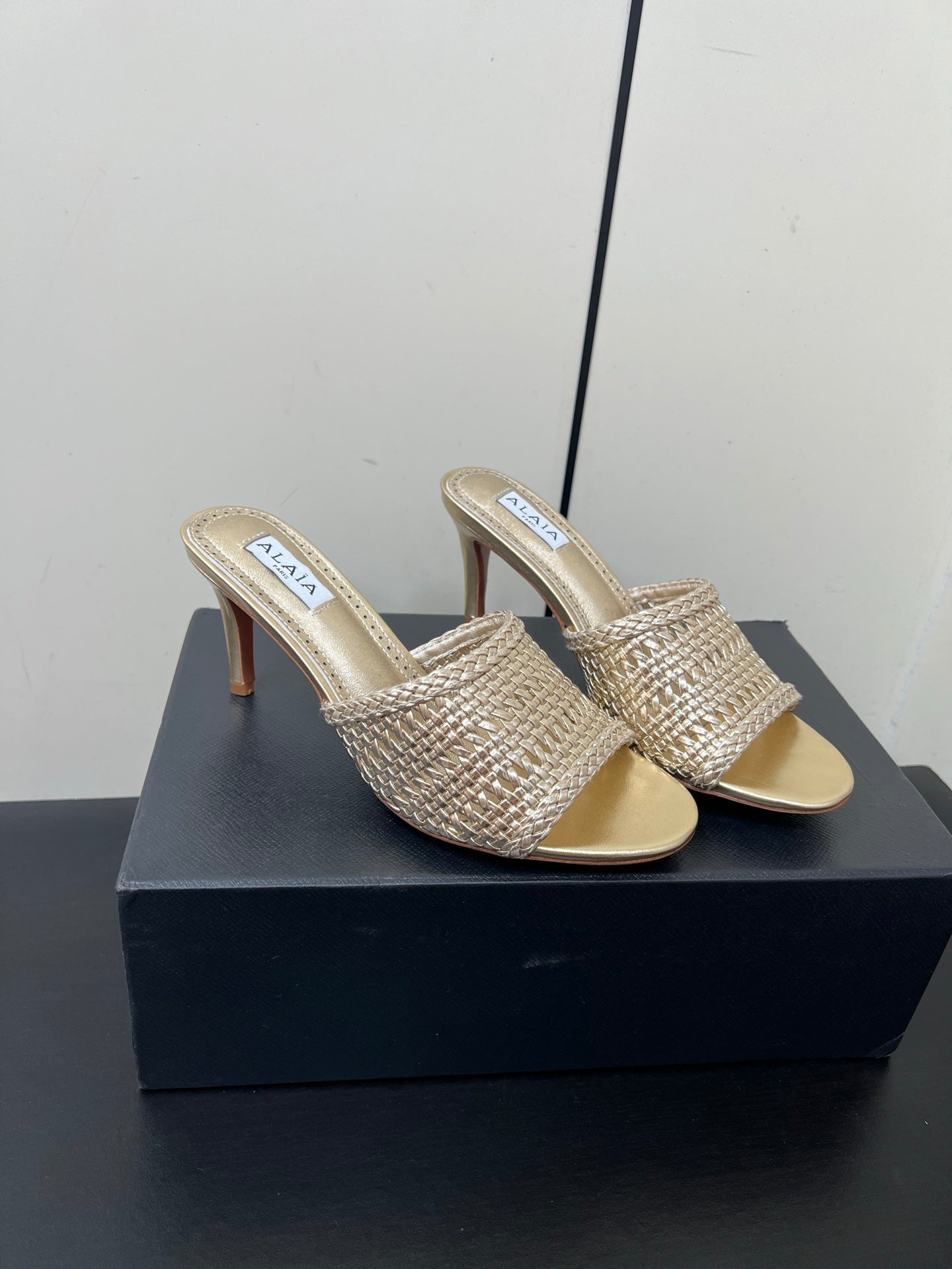 ALAIA HIGH HEEL 25S 70 MM IN GOLD LAMBSKIN WITH WOVEN PATTERN - 35
