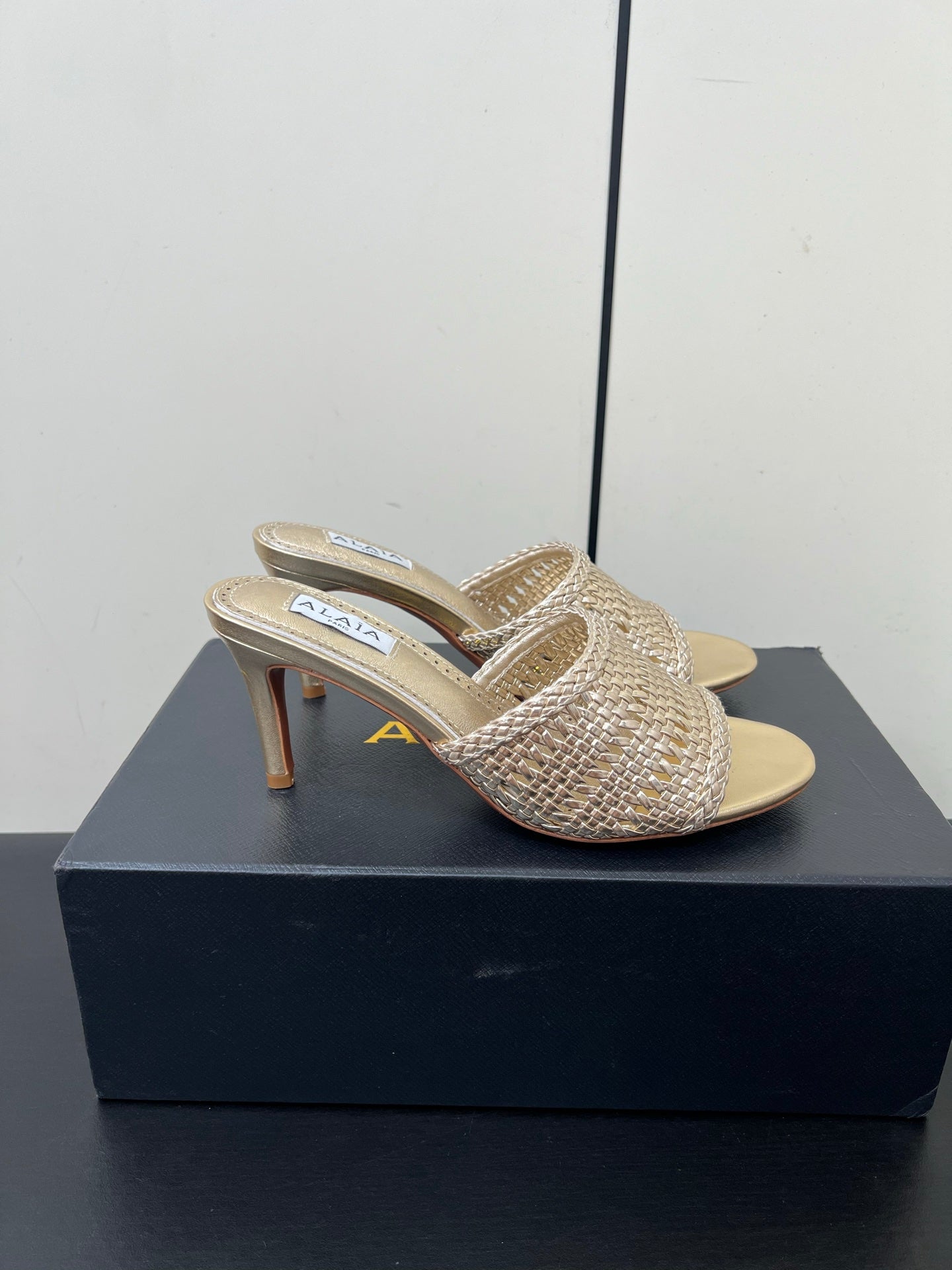 ALAIA HIGH HEEL 25S 70 MM IN GOLD LAMBSKIN WITH WOVEN PATTERN - 35