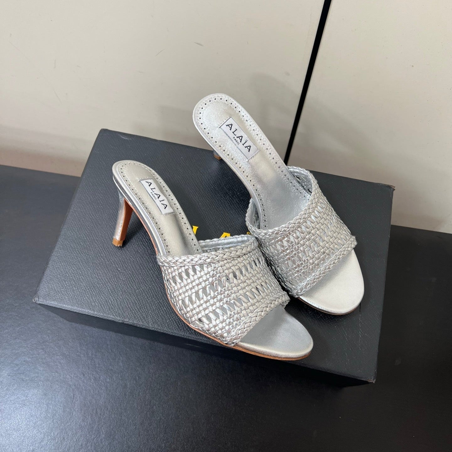 ALAIA HIGH HEEL 25S 70 MM IN SILVER LAMBSKIN WITH WOVEN PATTERN - 35