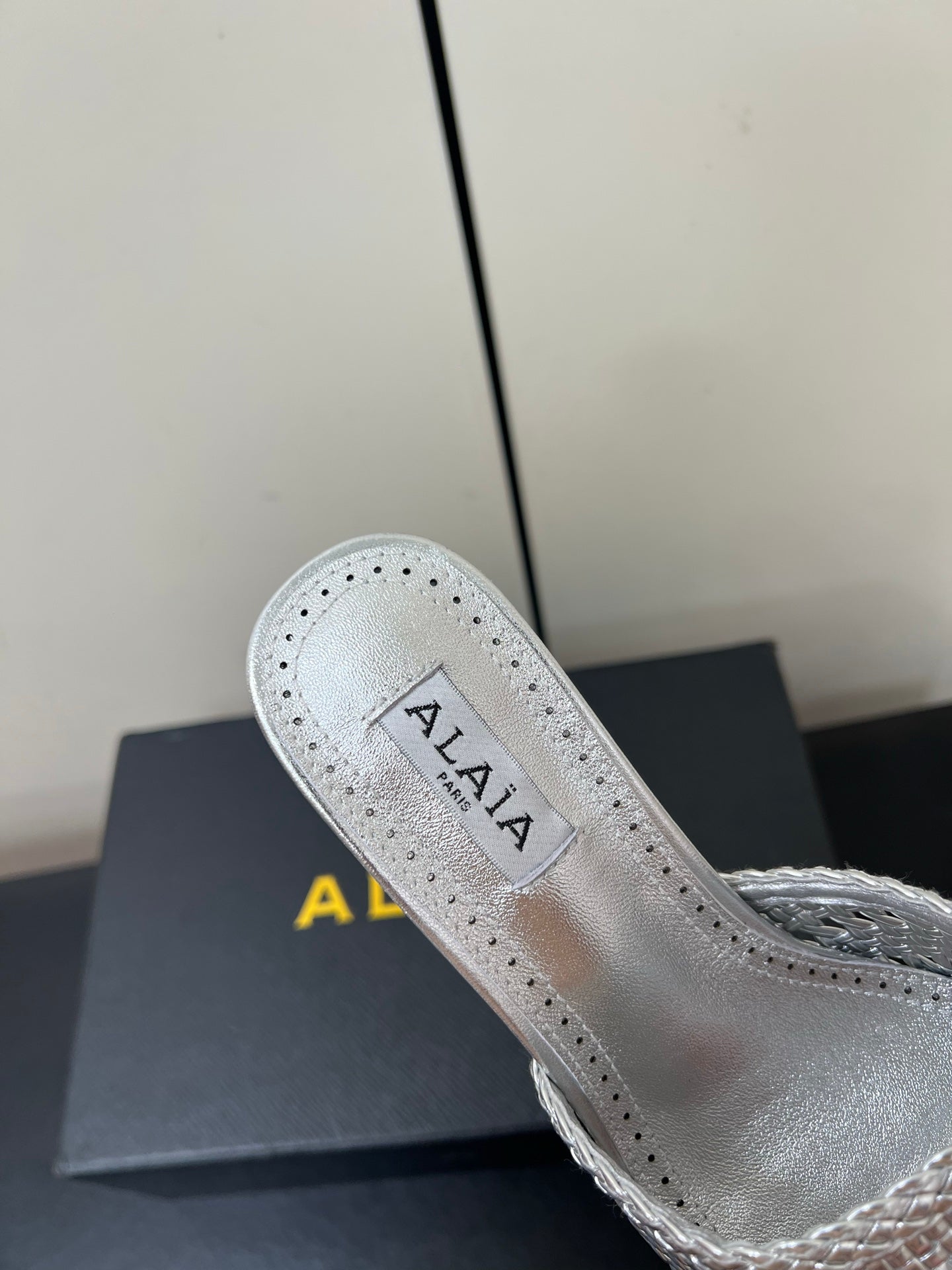 ALAIA HIGH HEEL 25S 70 MM IN SILVER LAMBSKIN WITH WOVEN PATTERN - 35