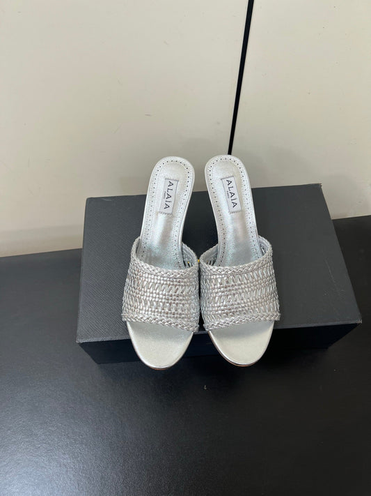 ALAIA HIGH HEEL 25S 70 MM IN SILVER LAMBSKIN WITH WOVEN PATTERN - 35