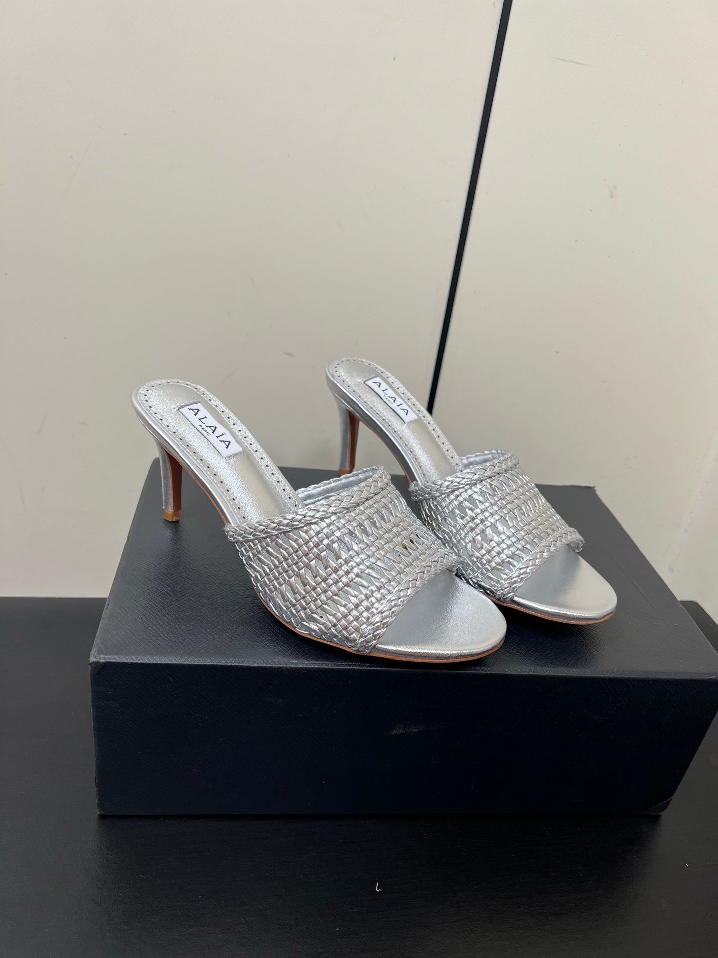 ALAIA HIGH HEEL 25S 70 MM IN SILVER LAMBSKIN WITH WOVEN PATTERN - 35