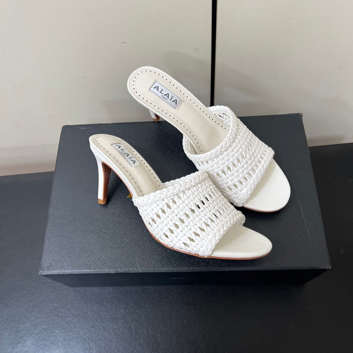 ALAIA HIGH HEEL 25S 70 MM IN WHITE LAMBSKIN WITH WOVEN PATTERN - 35