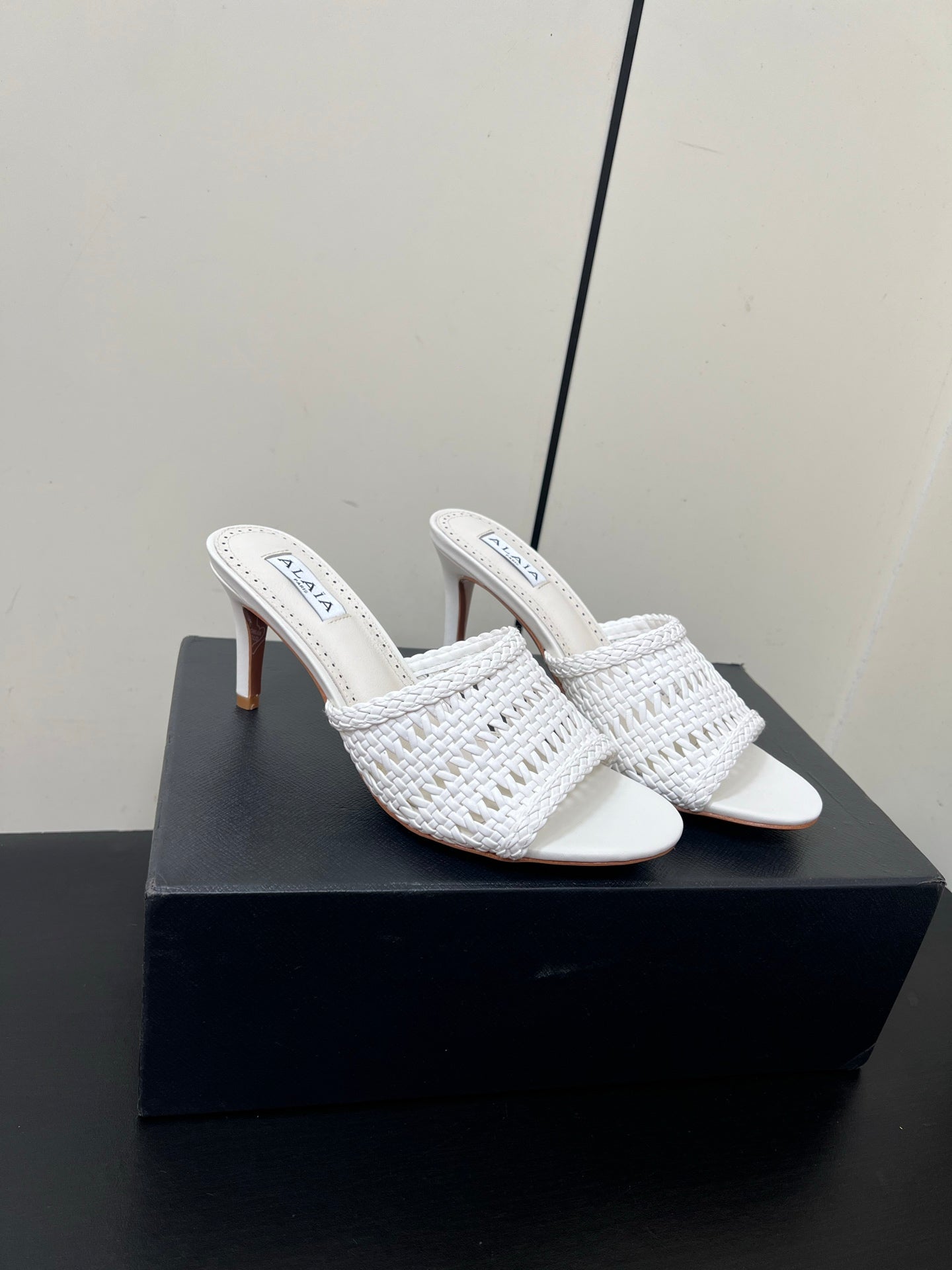 ALAIA HIGH HEEL 25S 70 MM IN WHITE LAMBSKIN WITH WOVEN PATTERN - 35