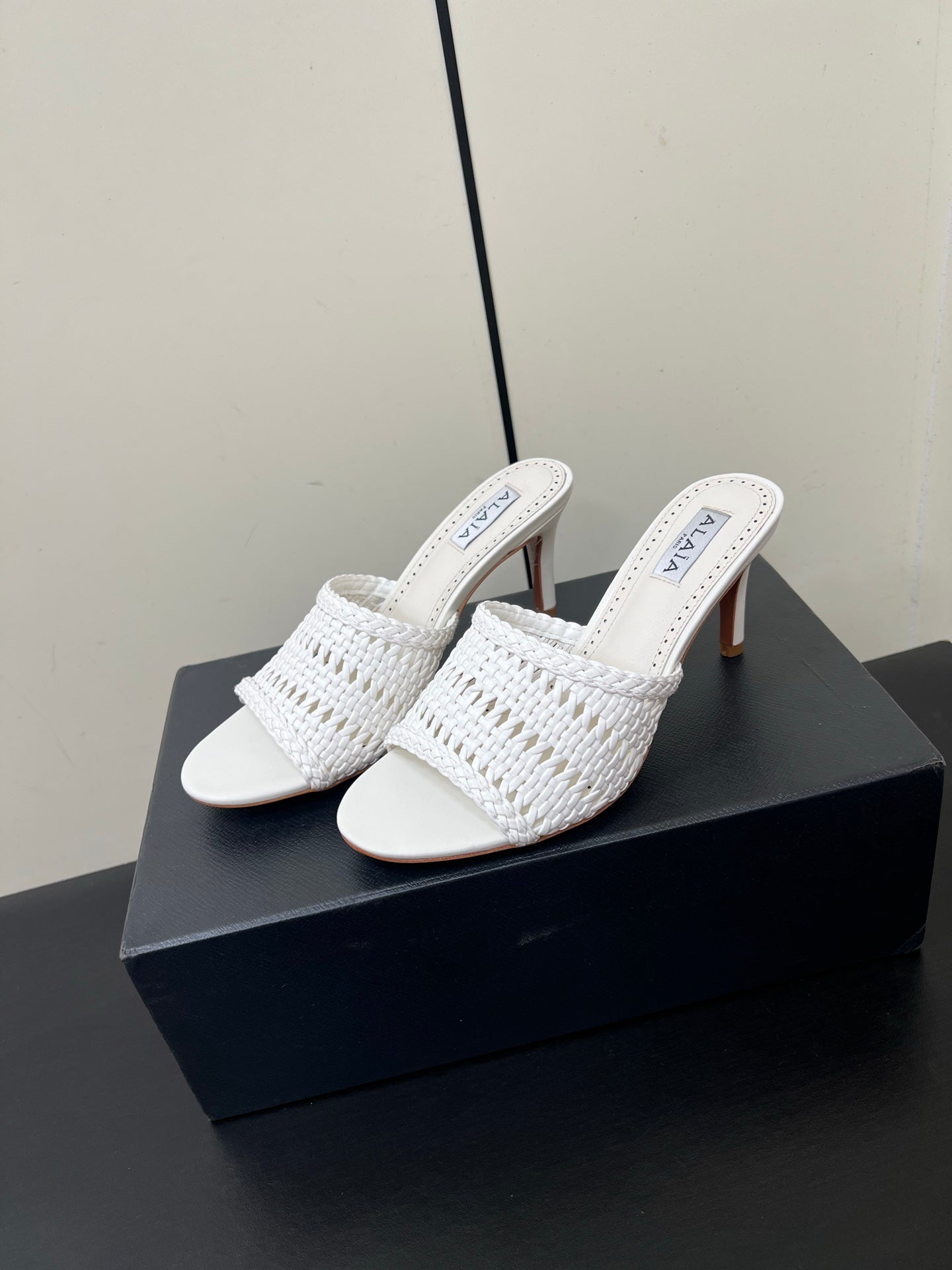 ALAIA HIGH HEEL 25S 70 MM IN WHITE LAMBSKIN WITH WOVEN PATTERN - 35