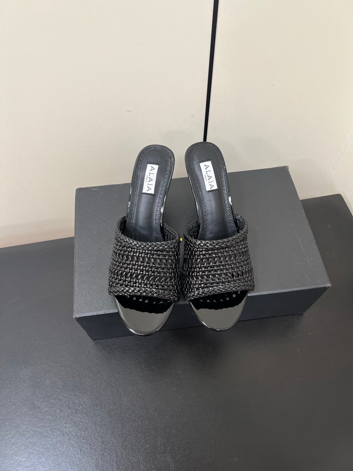 ALAIA HIGH HEEL 25S 70 MM IN BLACK LAMBSKIN WITH WOVEN PATTERN - 35