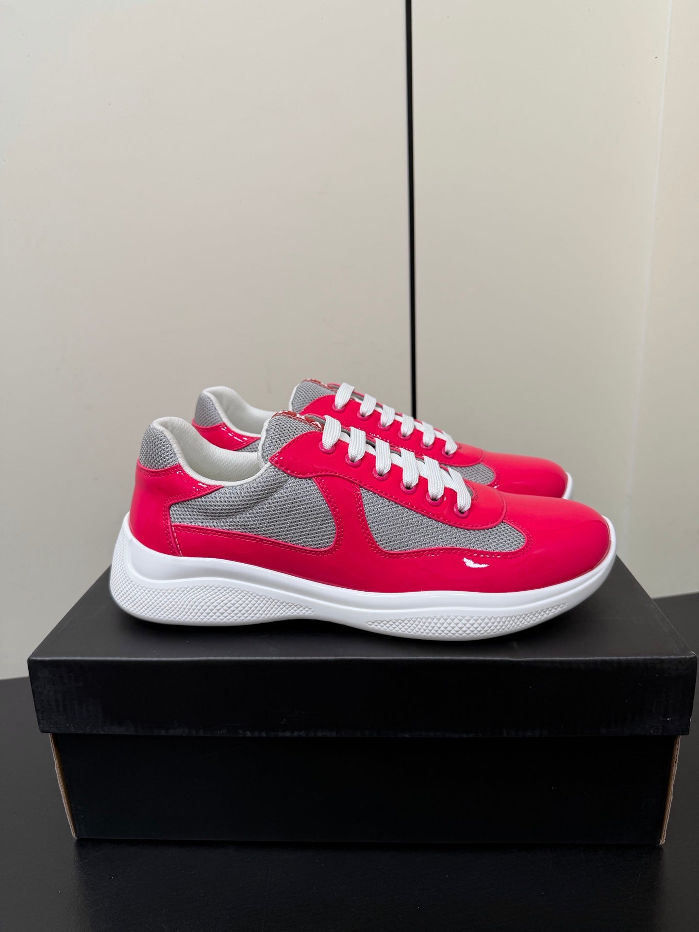КРОСІВКИ PRADA 26S З РОЖЕВОЇ ЛАКОВАНОЇ ТЕЛЯЧОЇ ШКІРИ ТА БІЛОЇ СІТКИ