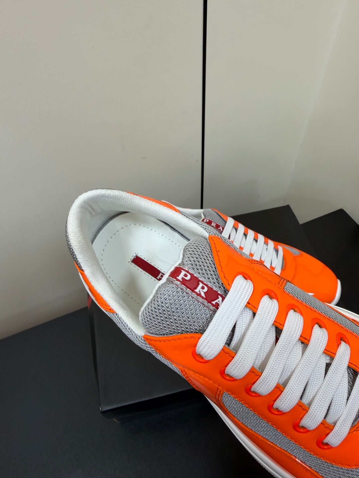 КРОСІВКИ PRADA 26S З ПОМАРАНЧЕВОЇ ЛАКОВАНОЇ ТЕЛЯЧОЇ ШКІРИ ТА БІЛОЇ СІТКИ