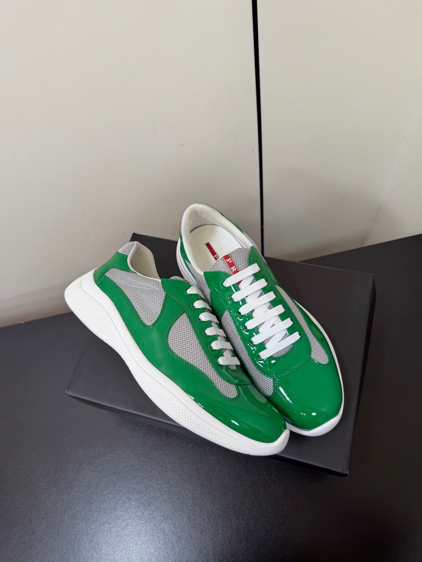 КРОСІВКИ PRADA 26S З ЗЕЛЕНОЇ ЛАКОВАНОЇ ТЕЛЯЧОЇ ШКІРИ ТА БІЛОЇ СІТКИ