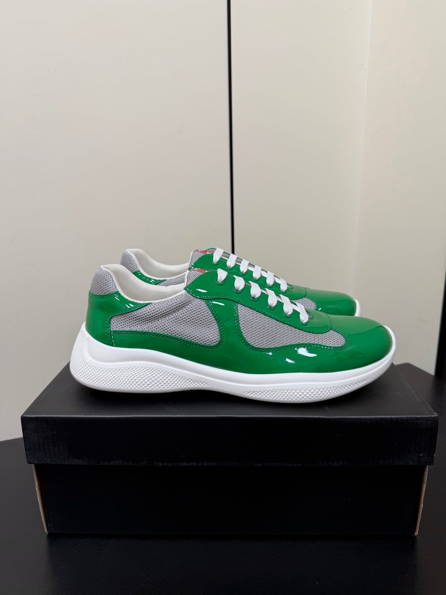 КРОСІВКИ PRADA 26S З ЗЕЛЕНОЇ ЛАКОВАНОЇ ТЕЛЯЧОЇ ШКІРИ ТА БІЛОЇ СІТКИ