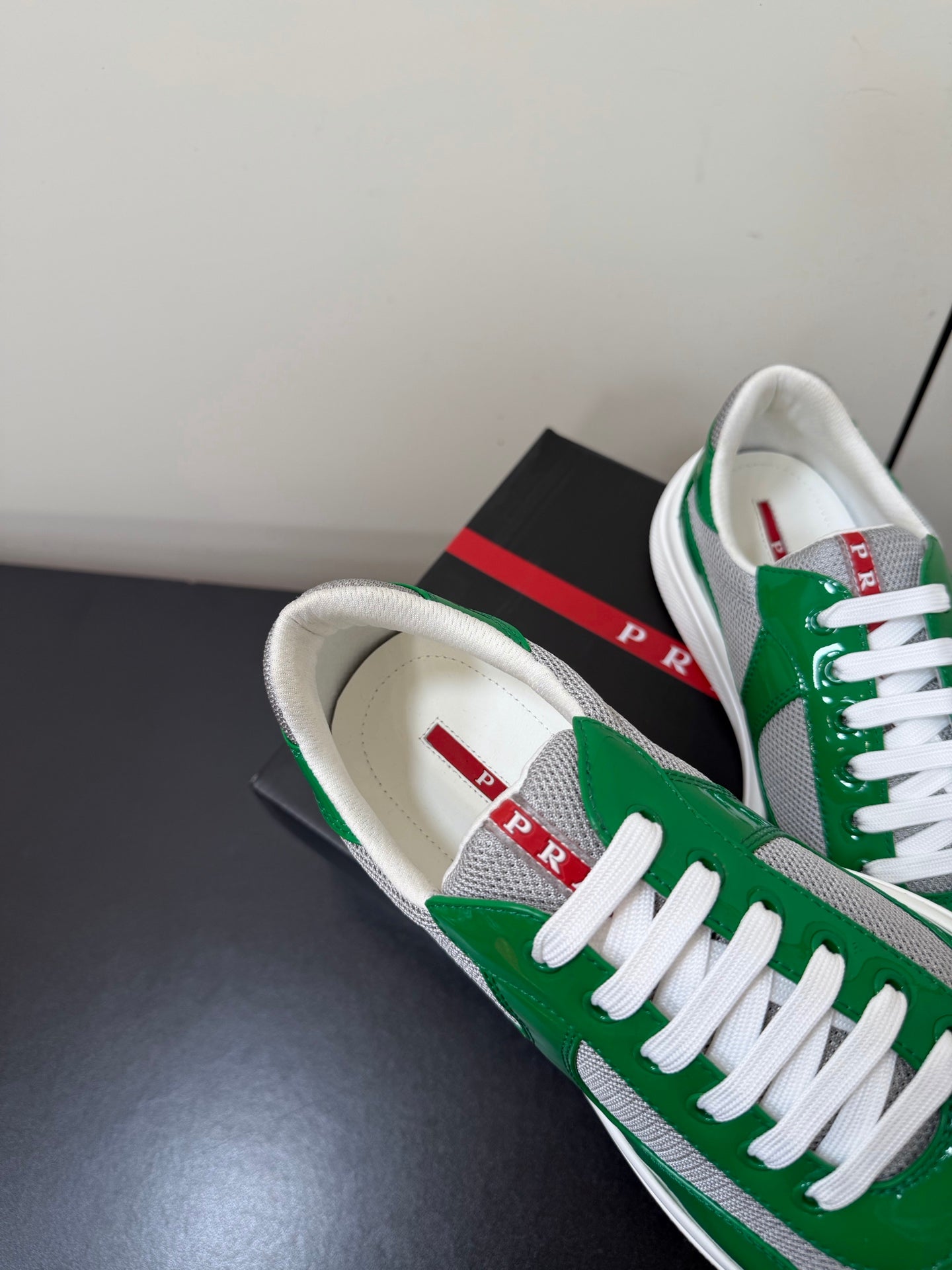 КРОСІВКИ PRADA 26S З ЗЕЛЕНОЇ ЛАКОВАНОЇ ТЕЛЯЧОЇ ШКІРИ ТА БІЛОЇ СІТКИ