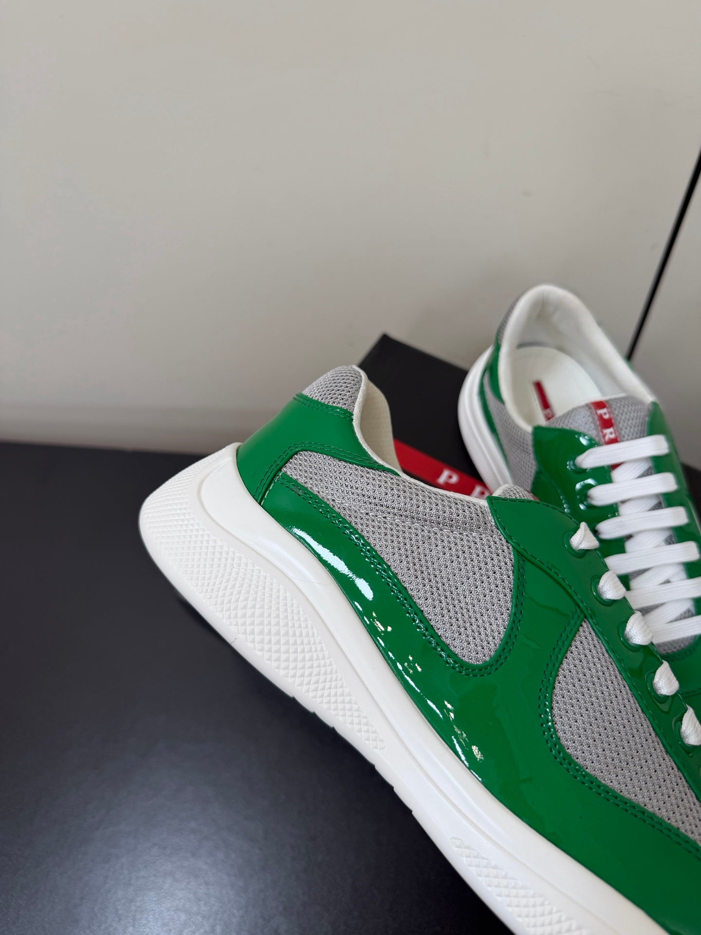КРОСІВКИ PRADA 26S З ЗЕЛЕНОЇ ЛАКОВАНОЇ ТЕЛЯЧОЇ ШКІРИ ТА БІЛОЇ СІТКИ
