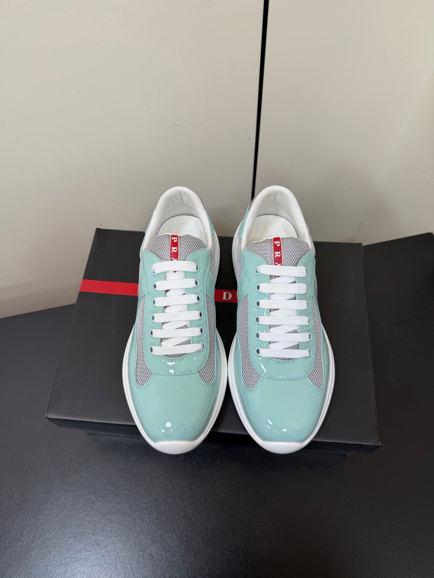 КРОСІВКИ PRADA 26S З ТЕЛЯЧОЇ ШКІРИ (ЛАК) М'ЯКОГО БІРЮЗОВОГО КОЛЬОРУ ТА БІЛОЇ СІТКИ