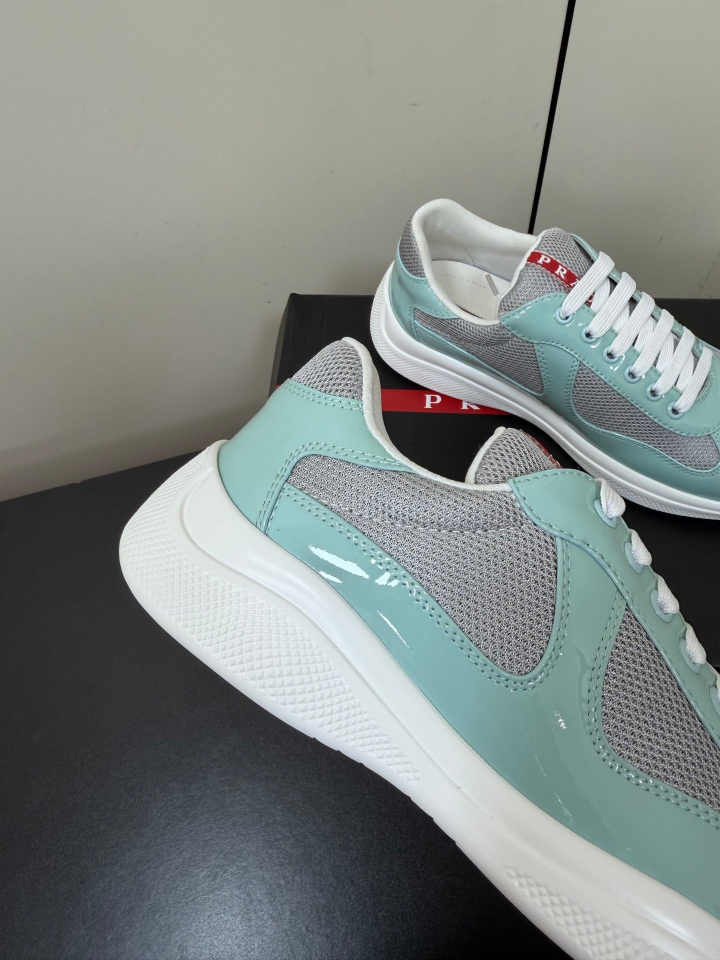 КРОСІВКИ PRADA 26S З ТЕЛЯЧОЇ ШКІРИ (ЛАК) М'ЯКОГО БІРЮЗОВОГО КОЛЬОРУ ТА БІЛОЇ СІТКИ