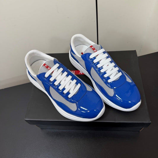 КРОСІВКИ PRADA 26S З ТЕМНО-СИНЬОЇ ЛАКОВАНОЇ ТЕЛЯЧОЇ ШКІРИ ТА БІЛОЇ СІТКИ