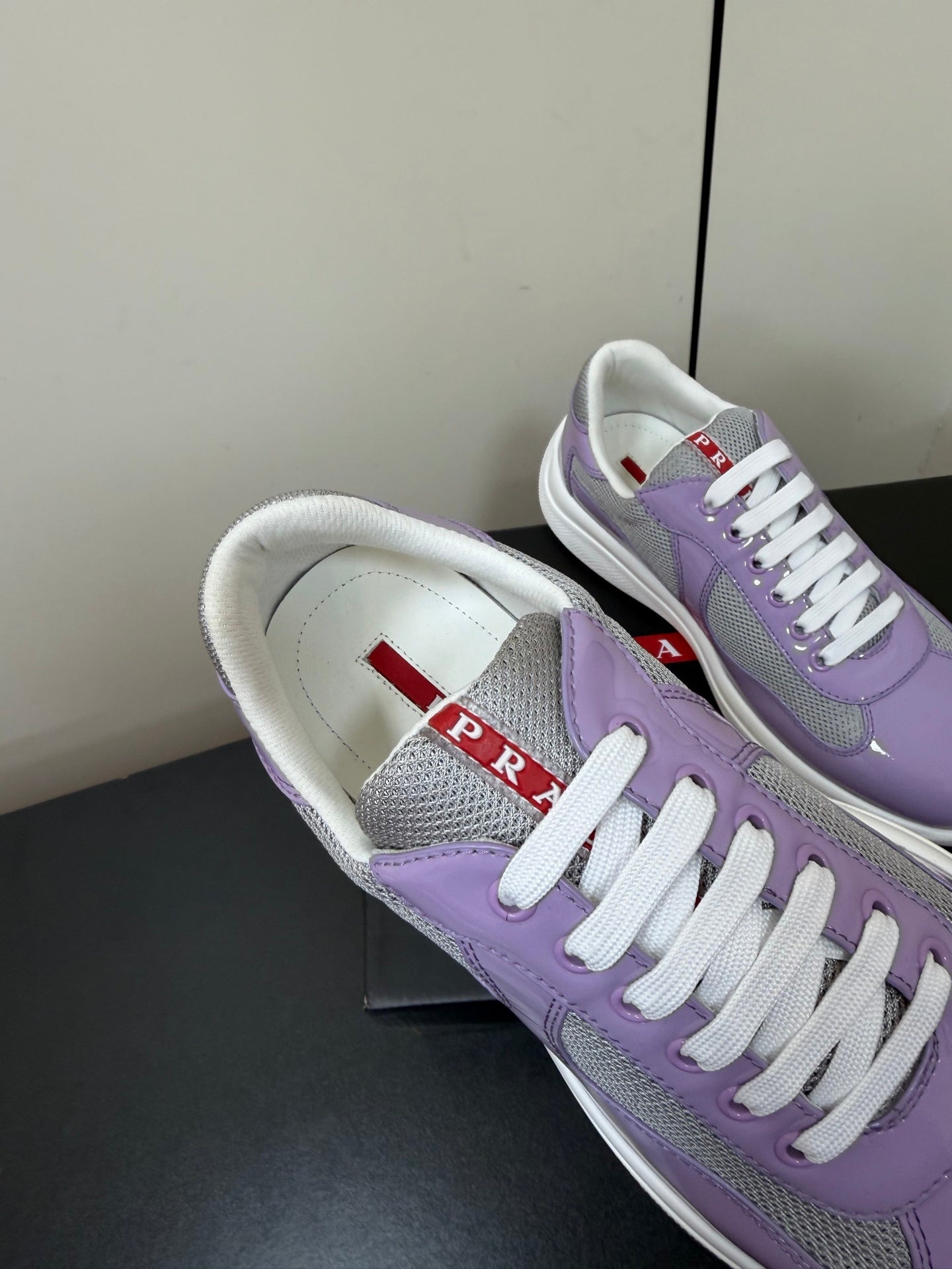 КРОСІВКИ PRADA 26S З БЛИСКУЧОЇ ШКІРИ ТЕЛЯТИ КОЛЬОРУ СВІТЛОЇ СЛИВИ ТА БІЛОЇ СІТКИ