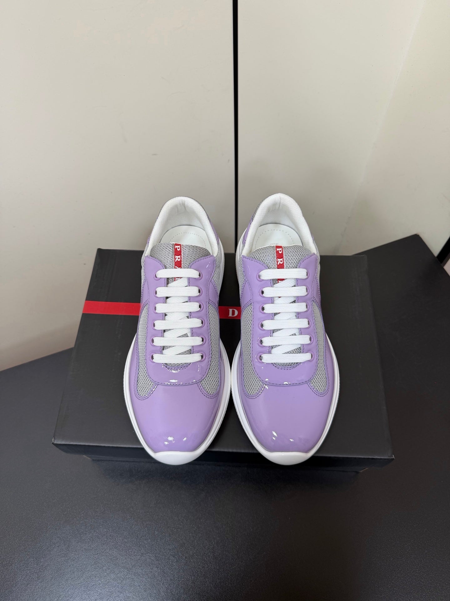 КРОСІВКИ PRADA 26S З БЛИСКУЧОЇ ШКІРИ ТЕЛЯТИ КОЛЬОРУ СВІТЛОЇ СЛИВИ ТА БІЛОЇ СІТКИ