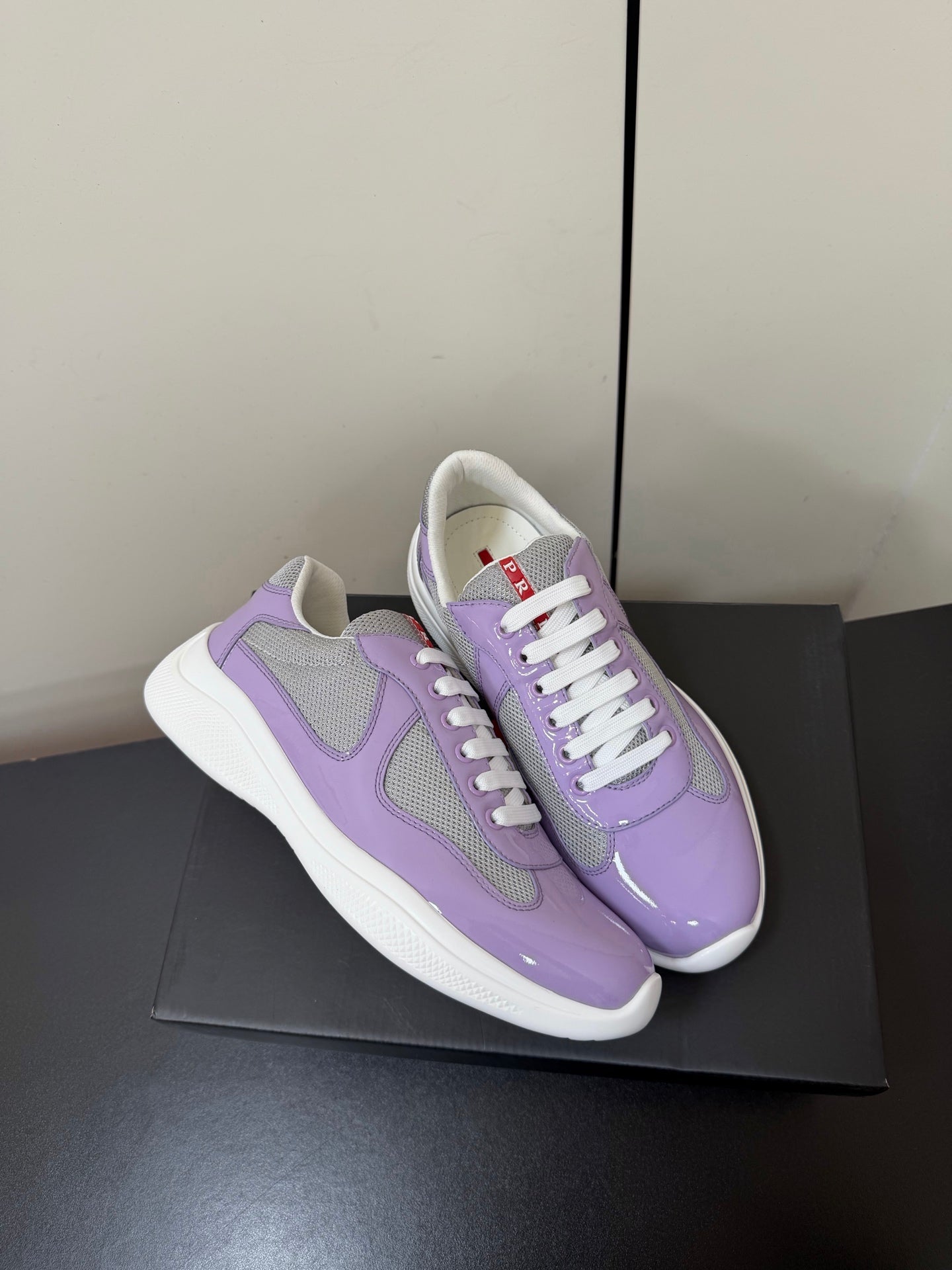 КРОСІВКИ PRADA 26S З БЛИСКУЧОЇ ШКІРИ ТЕЛЯТИ КОЛЬОРУ СВІТЛОЇ СЛИВИ ТА БІЛОЇ СІТКИ
