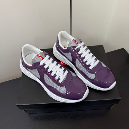 КРОСІВКИ PRADA 26S ЗІ СЛИВОВО-ФІОЛЕТОВОЇ ЛАКОВАНОЇ ТЕЛЯЧОЇ ШКІРИ ТА БІЛОЇ СІТКИ