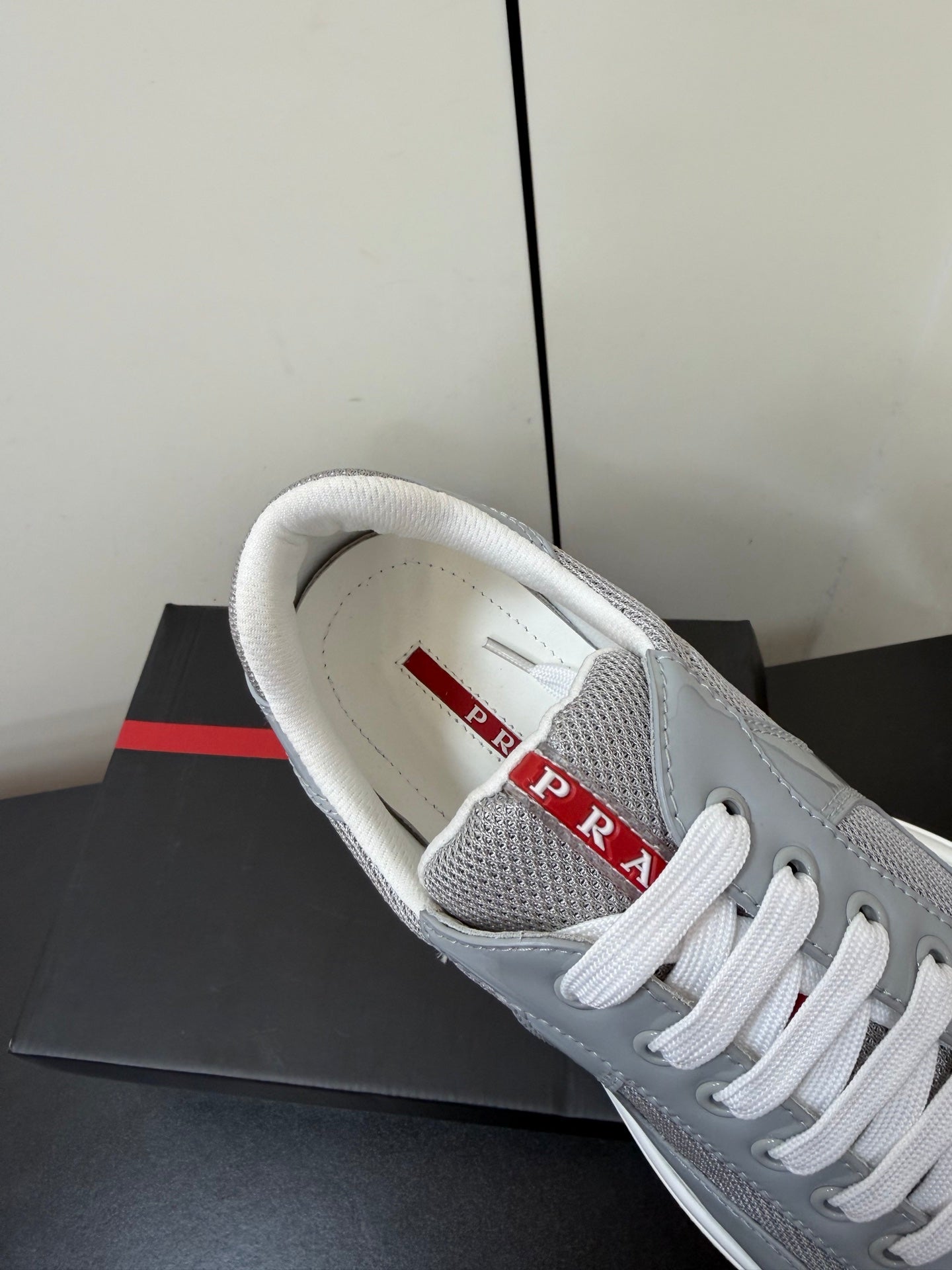 КРОСІВКИ PRADA 26S ЗІ СВІТЛО-СІРОЇ ЛАКОВАНОЇ ТЕЛЯЧОЇ ШКІРИ ТА БІЛОЇ СІТКИ