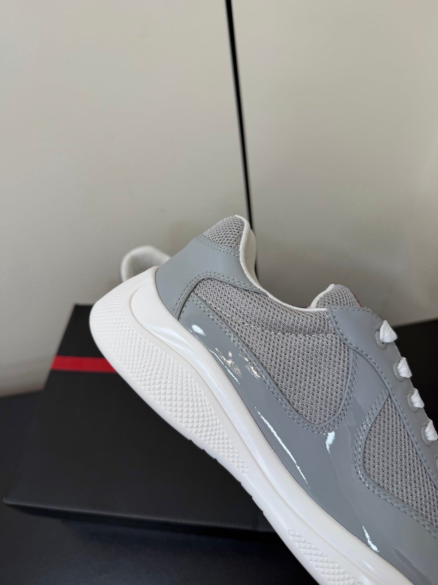 КРОСІВКИ PRADA 26S ЗІ СВІТЛО-СІРОЇ ЛАКОВАНОЇ ТЕЛЯЧОЇ ШКІРИ ТА БІЛОЇ СІТКИ