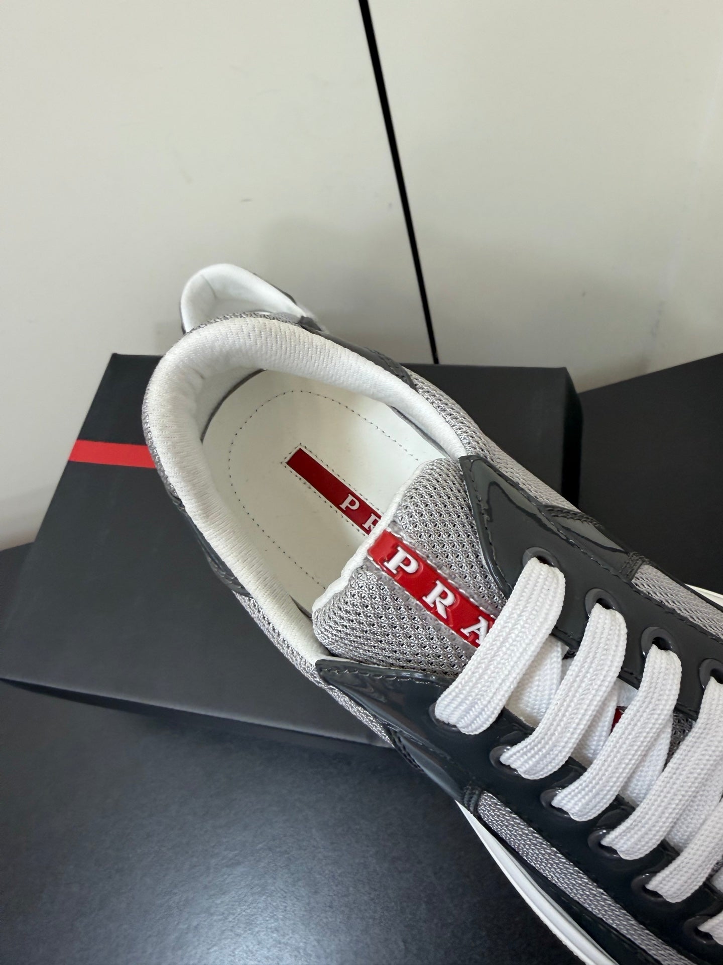 Кросівки PRADA 26S з сірої лакованої телячої шкіри та білої сітки
