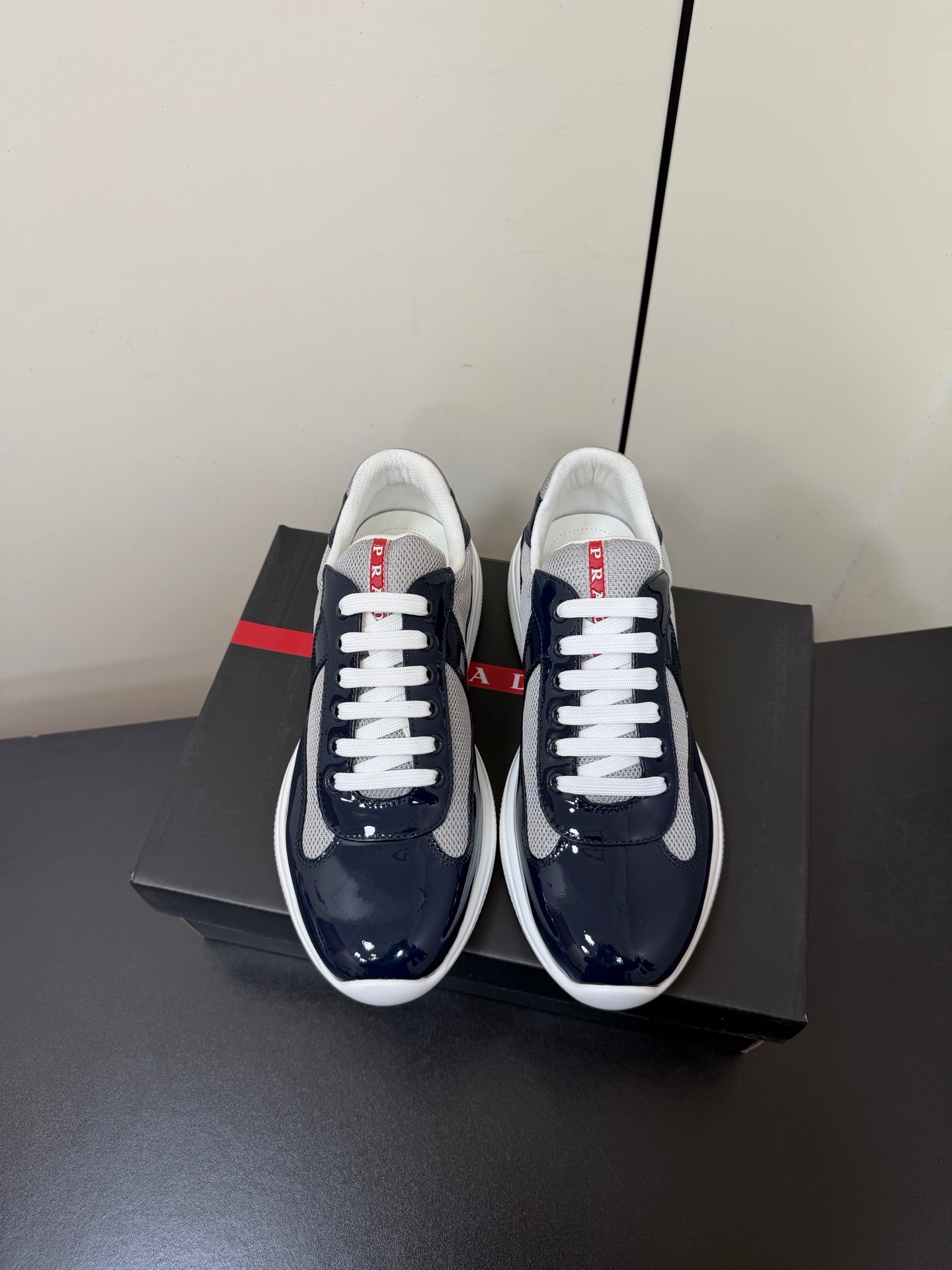 КРОСІВКИ PRADA 26S З ТЕМНО-СИНЬОЇ ЛАКОВАНОЇ ТЕЛЯЧОЇ ШКІРИ ТА БІЛОЇ СІТКИ