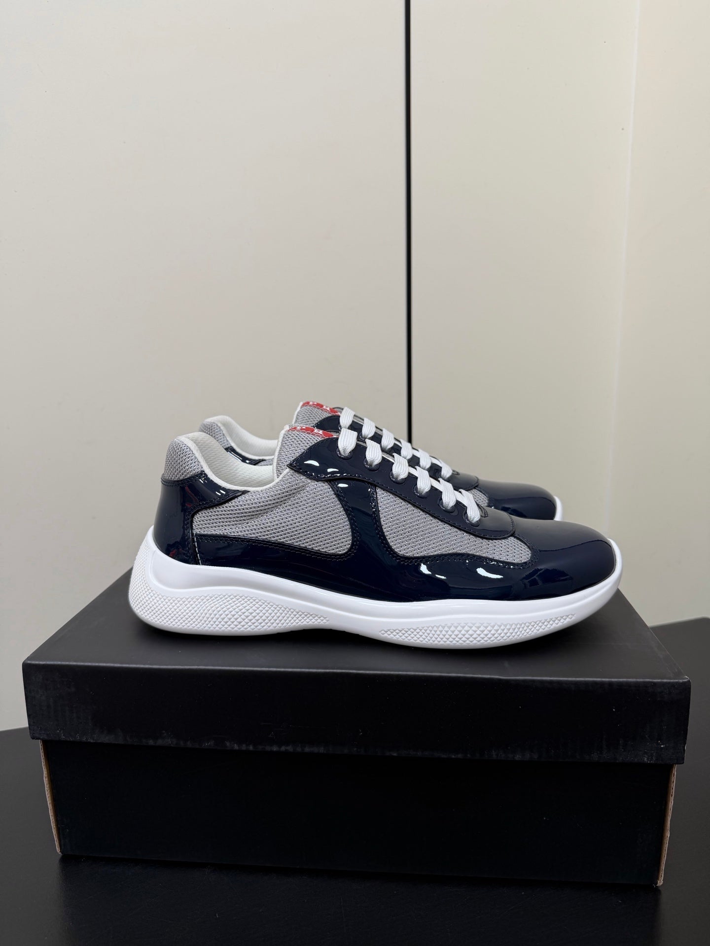 КРОСІВКИ PRADA 26S З ТЕМНО-СИНЬОЇ ЛАКОВАНОЇ ТЕЛЯЧОЇ ШКІРИ ТА БІЛОЇ СІТКИ