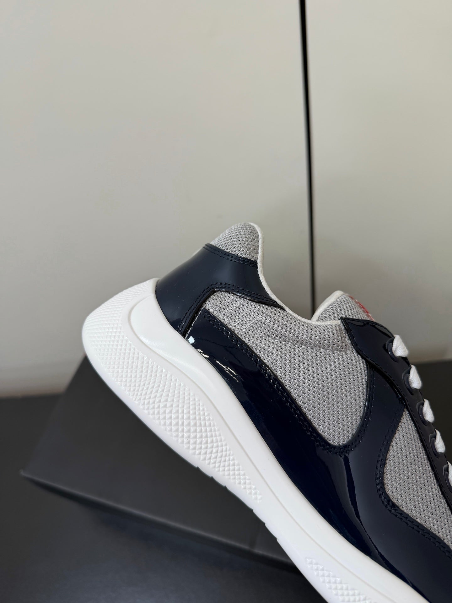 КРОСІВКИ PRADA 26S З ТЕМНО-СИНЬОЇ ЛАКОВАНОЇ ТЕЛЯЧОЇ ШКІРИ ТА БІЛОЇ СІТКИ