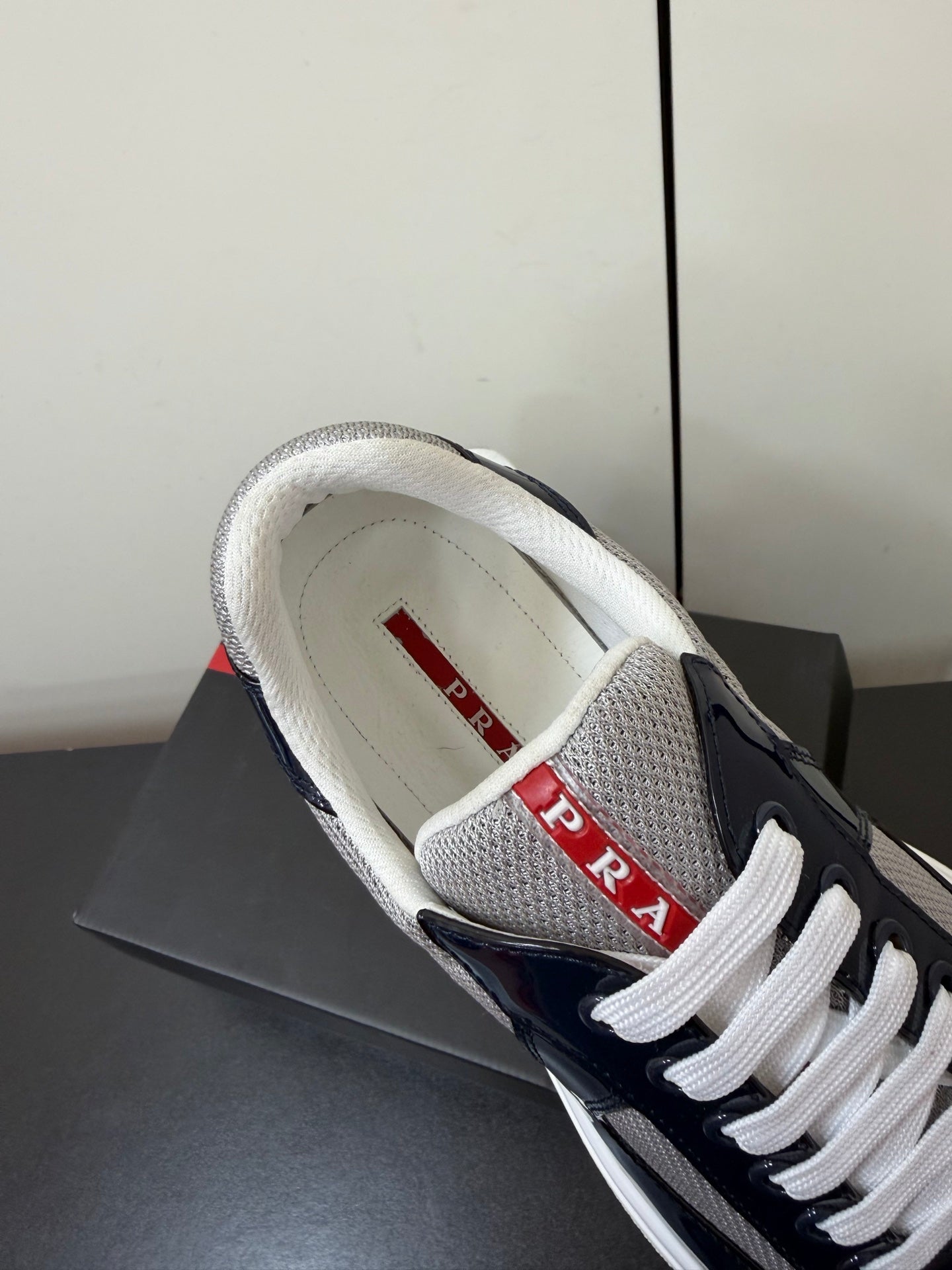 КРОСІВКИ PRADA 26S З ТЕМНО-СИНЬОЇ ЛАКОВАНОЇ ТЕЛЯЧОЇ ШКІРИ ТА БІЛОЇ СІТКИ