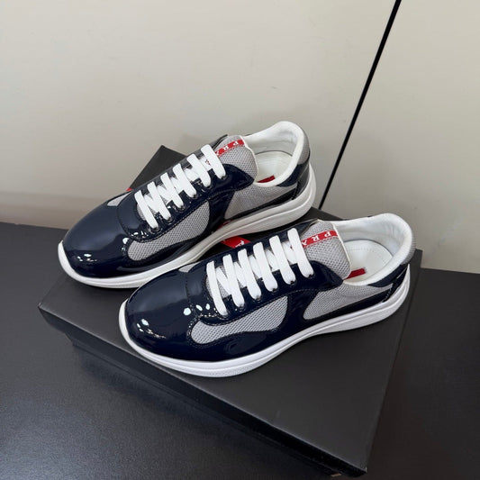 КРОСІВКИ PRADA 26S З ТЕМНО-СИНЬОЇ ЛАКОВАНОЇ ТЕЛЯЧОЇ ШКІРИ ТА БІЛОЇ СІТКИ