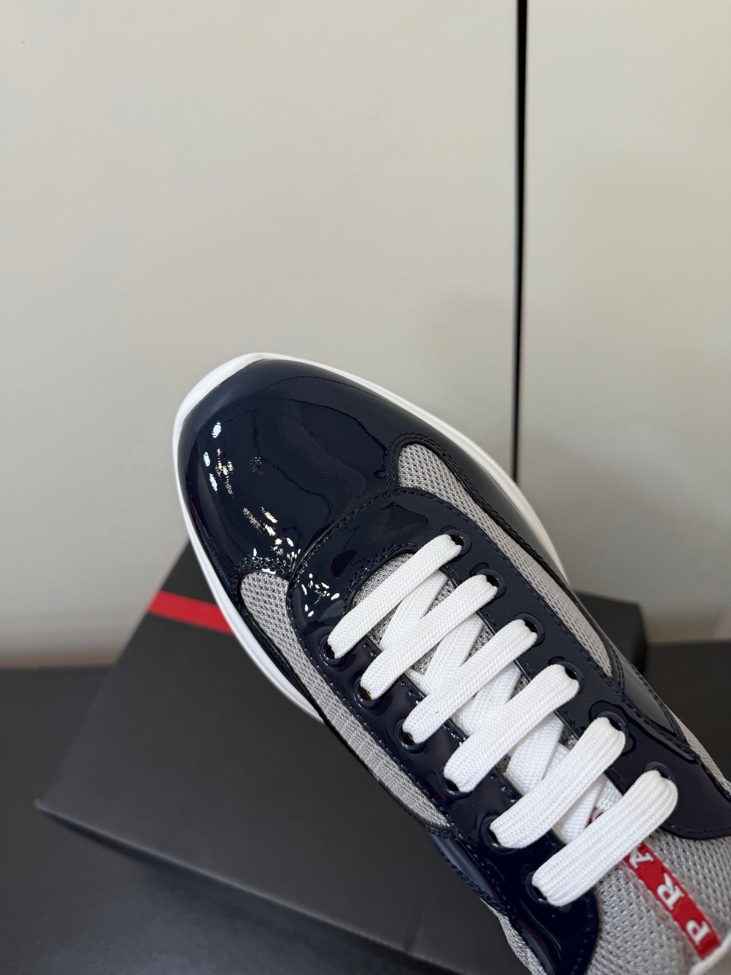 КРОСІВКИ PRADA 26S З ТЕМНО-СИНЬОЇ ЛАКОВАНОЇ ТЕЛЯЧОЇ ШКІРИ ТА БІЛОЇ СІТКИ